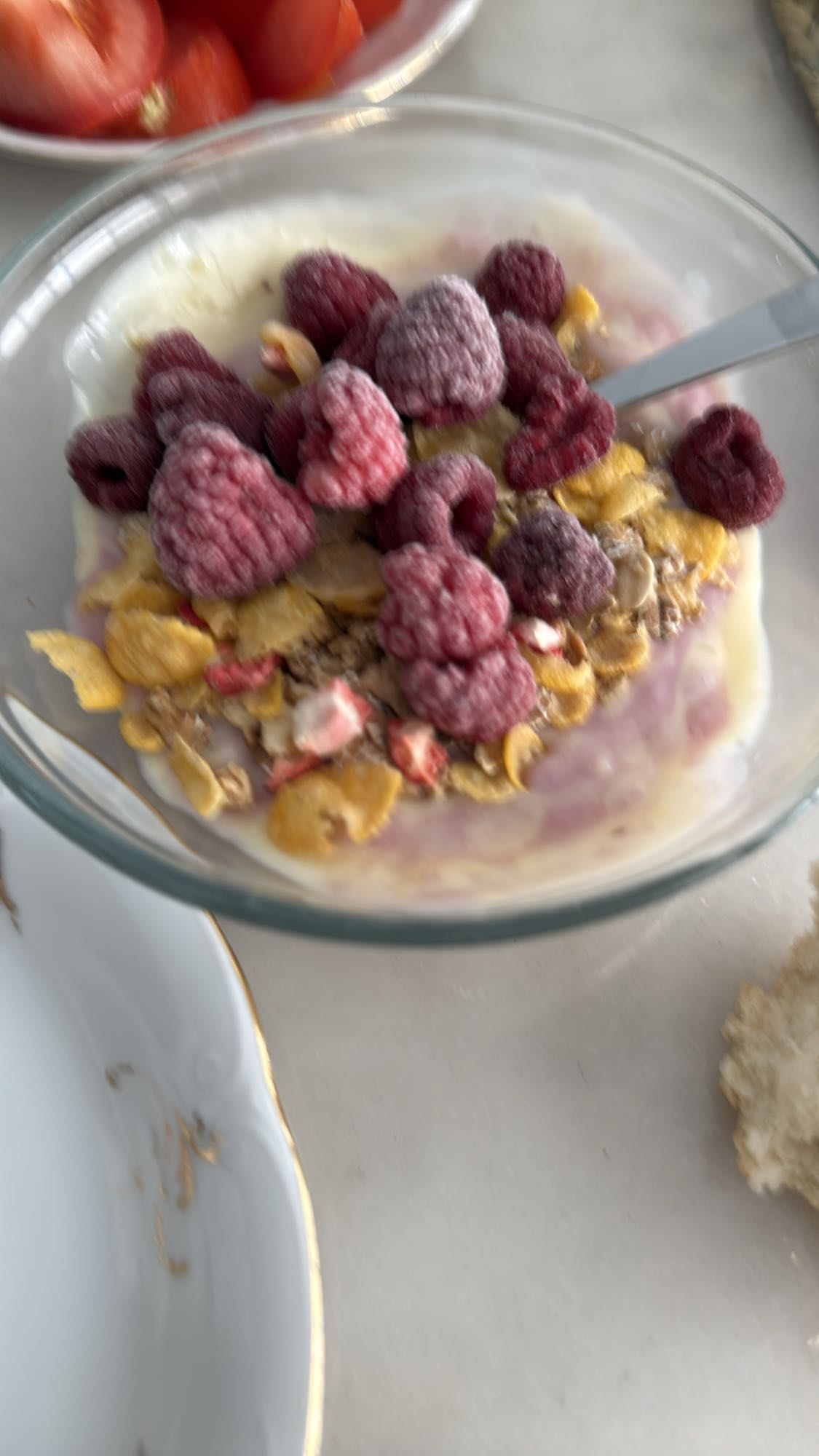 Yoghurt med müsli och hallon