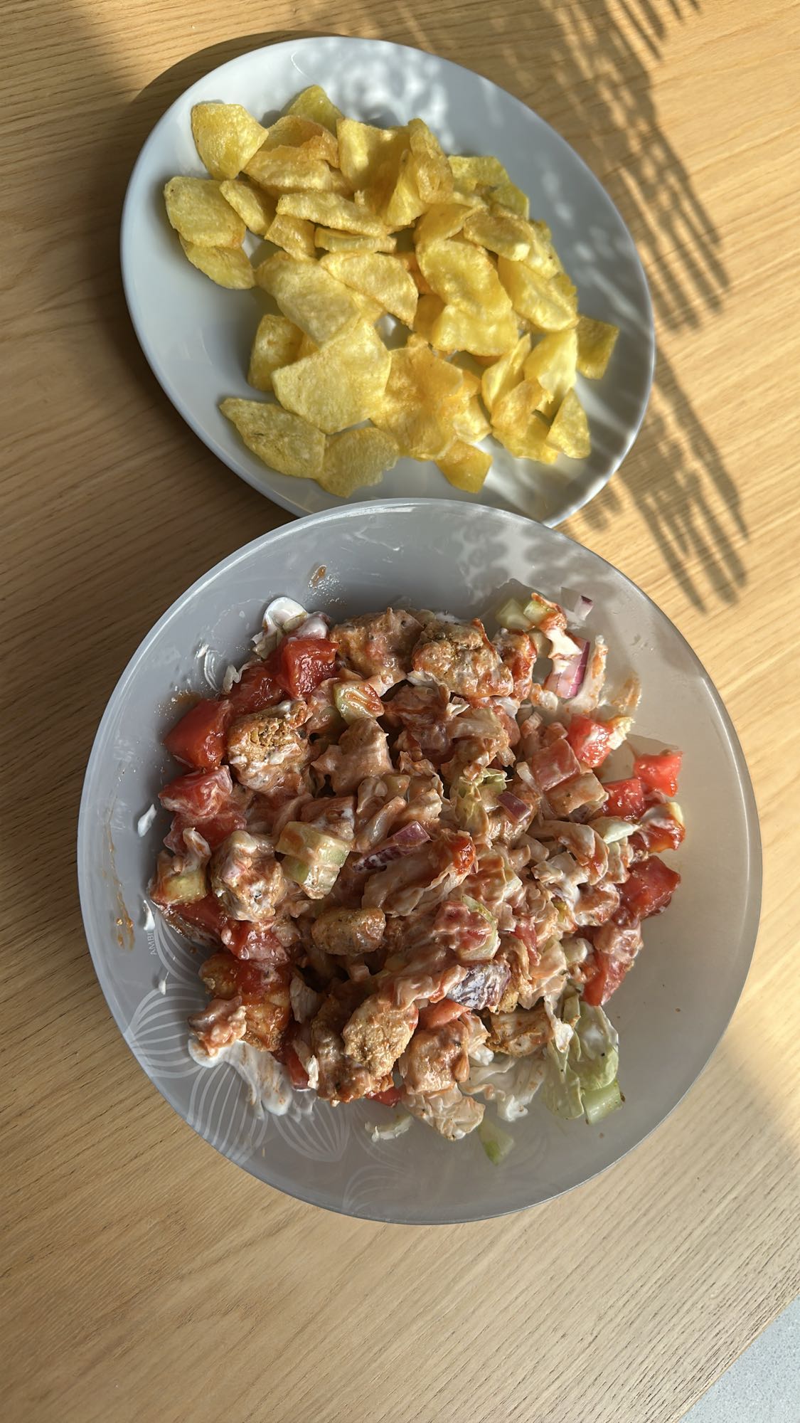 Sałatka z kurczakiem i chipsy