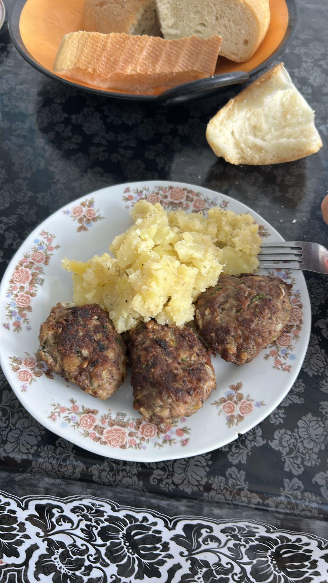 Köfte ve patates tabağı