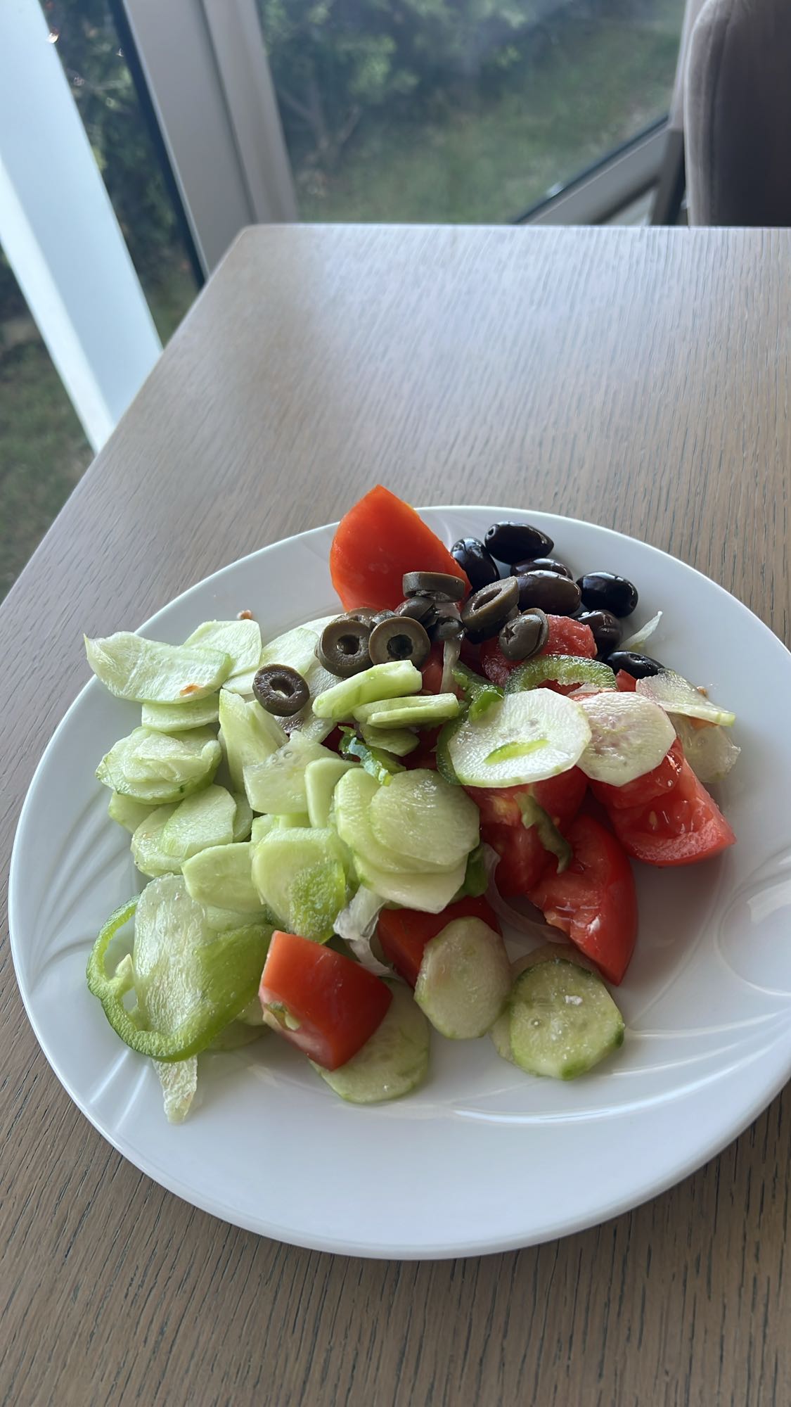 Sałatka warzywna z oliwkami