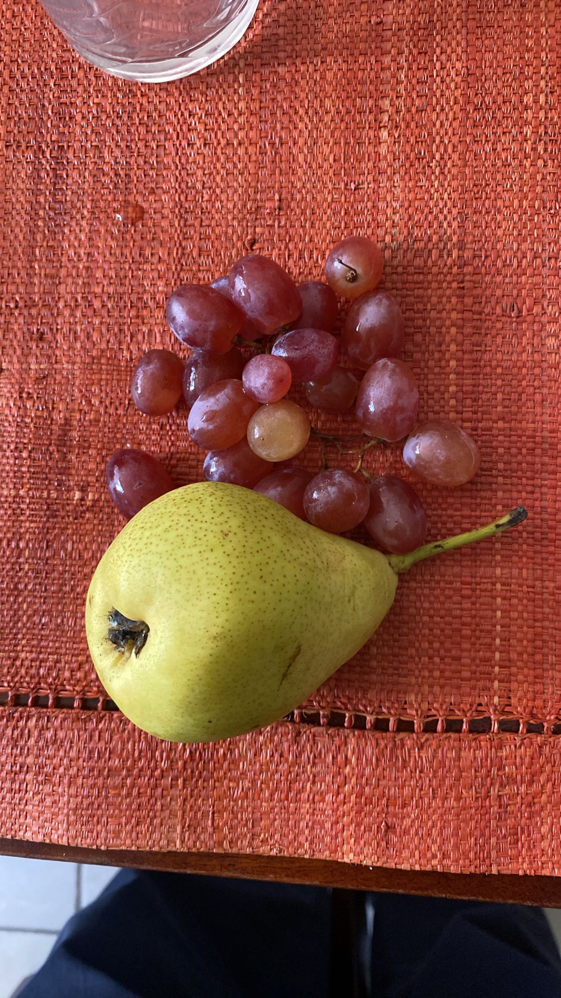 Poire et raisins