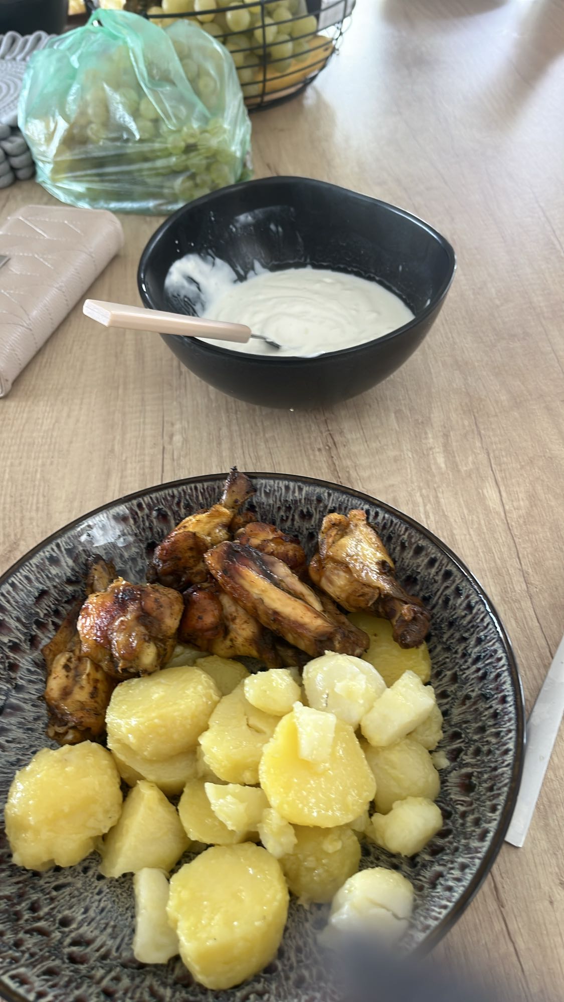 Pui cu cartofi și sos