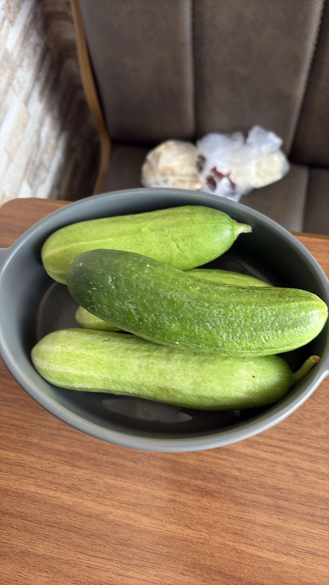 Свежие огурцы