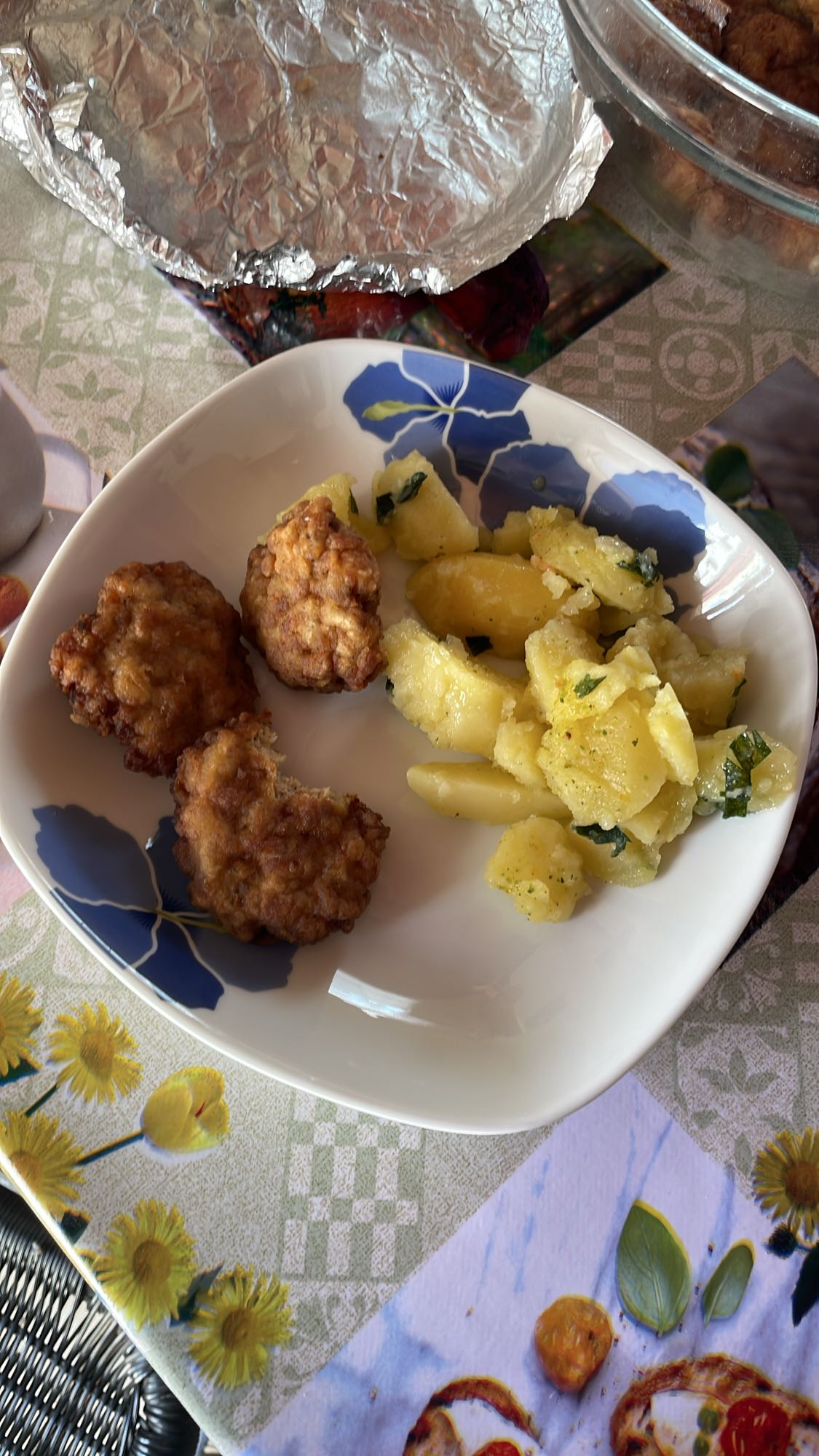 Chiftele cu salată de cartofi