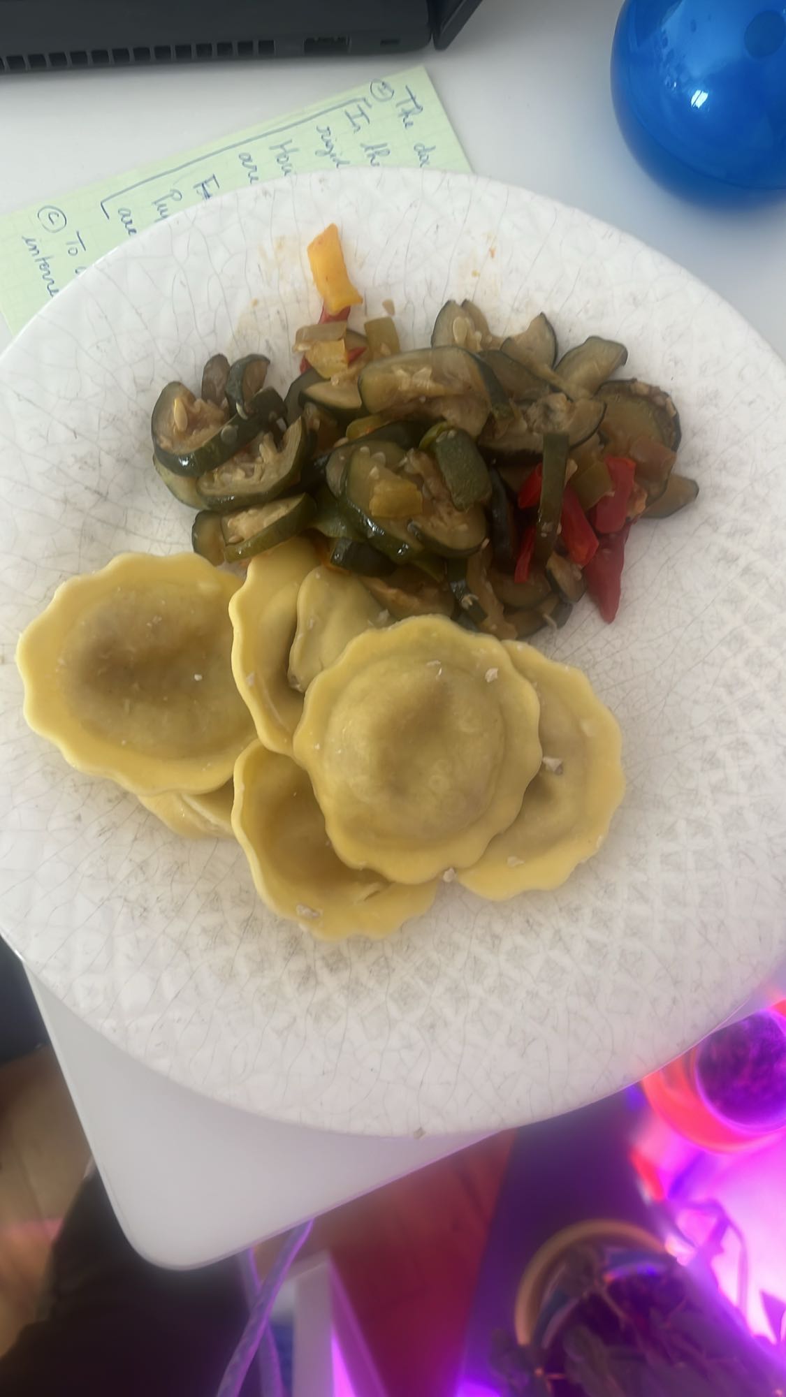 Raviolis et légumes sautés
