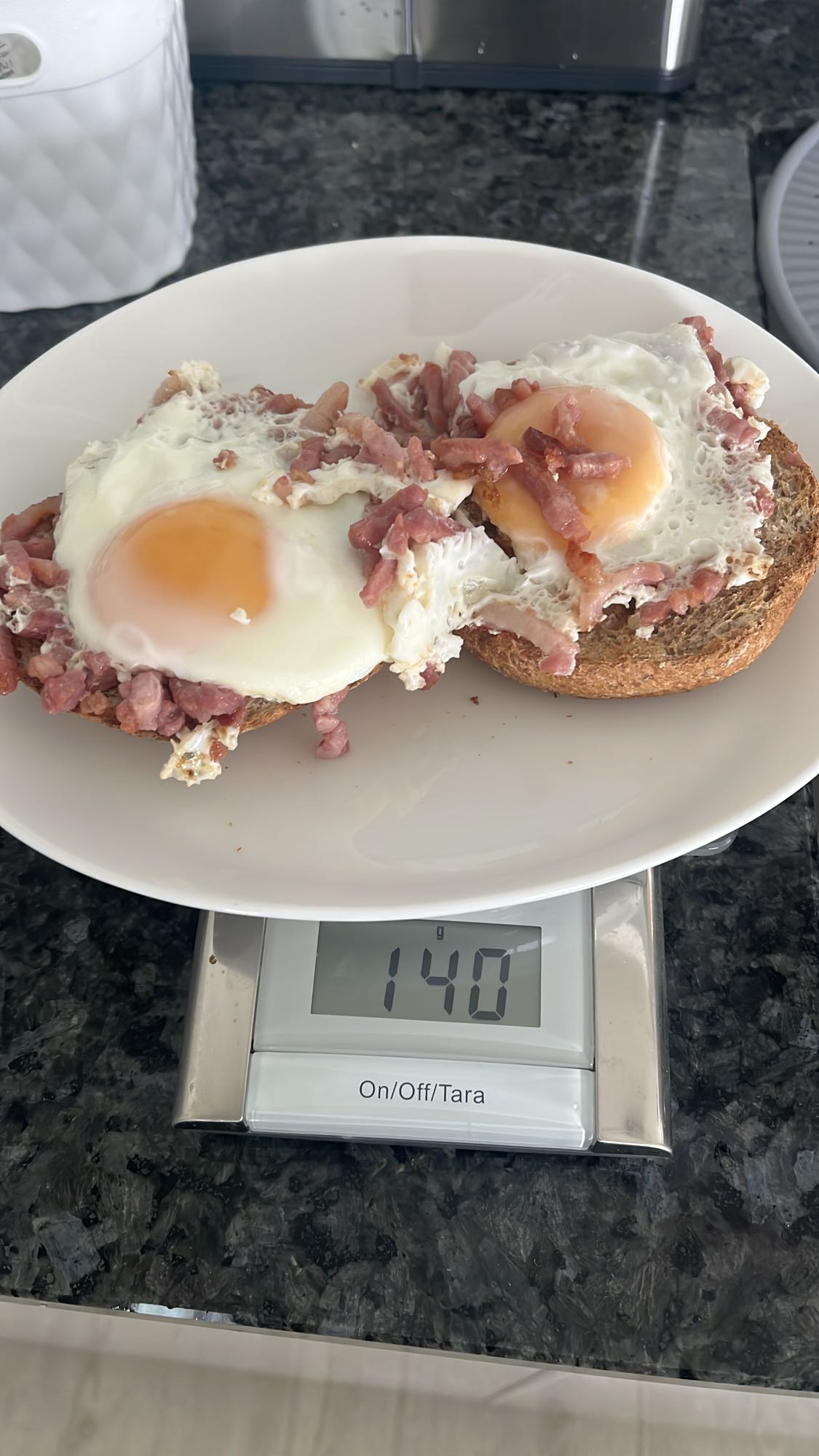 Brood met ei en spek