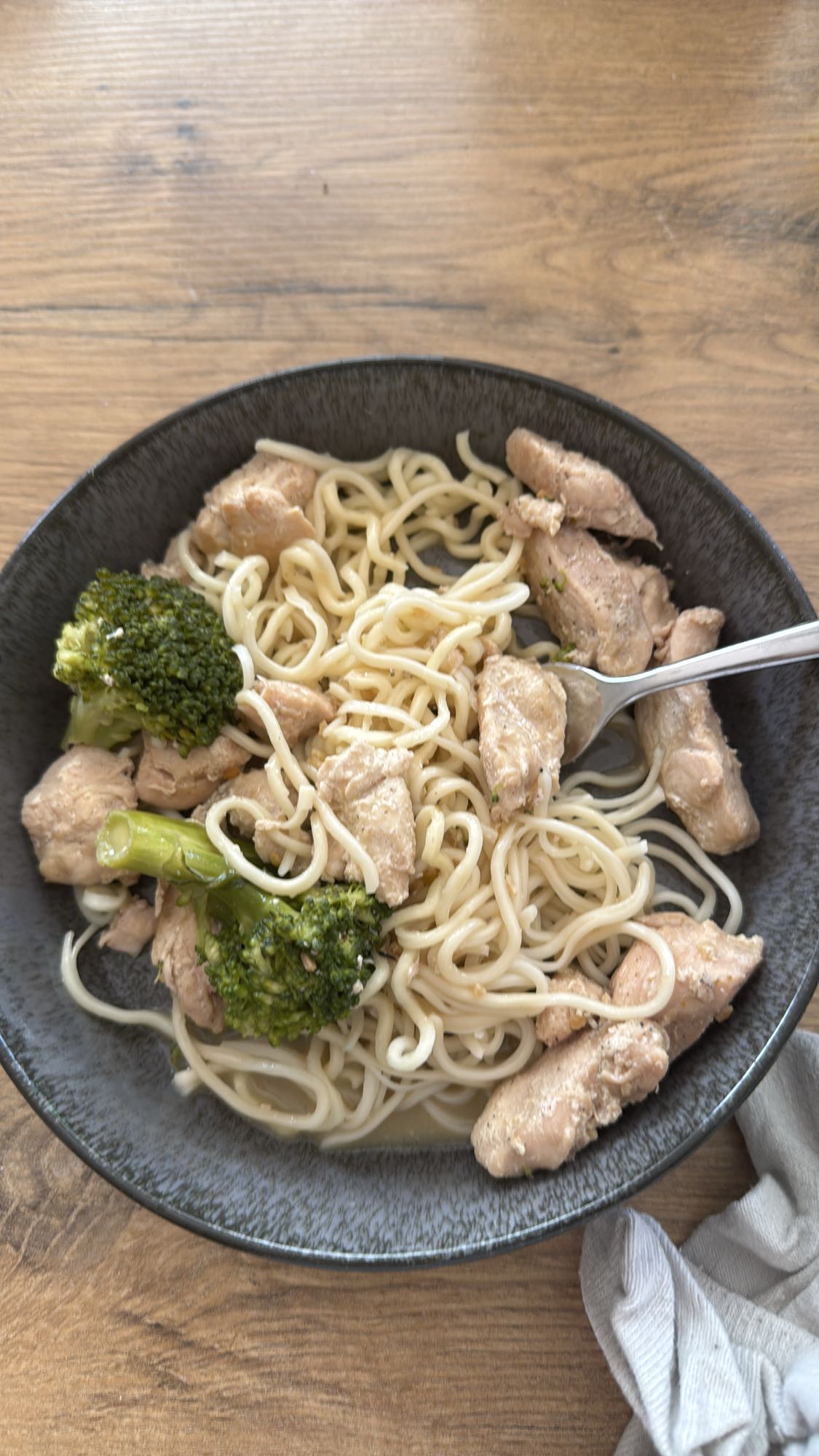 Kip noedels met broccoli