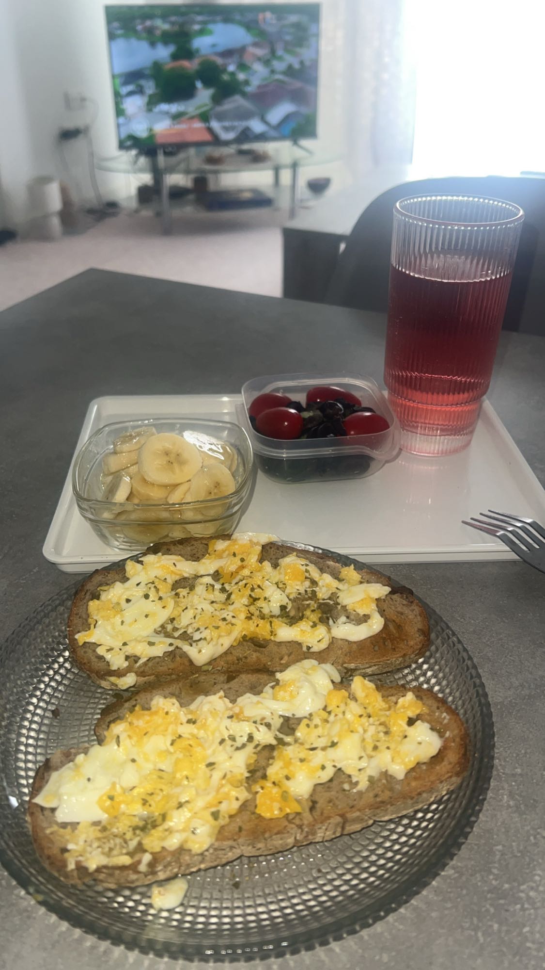 Tartines aux œufs et fruits