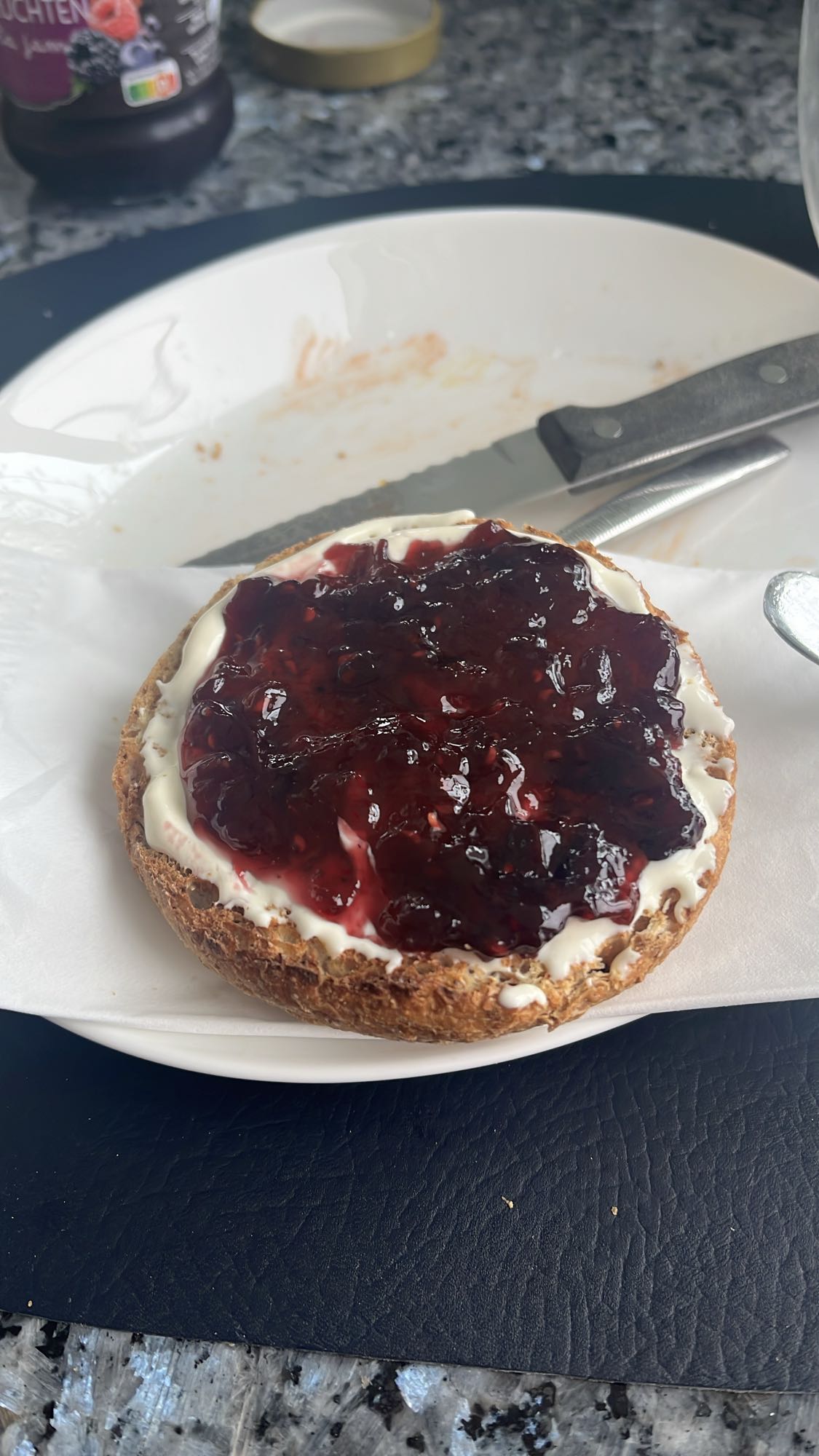 Volkorenbroodje met jam