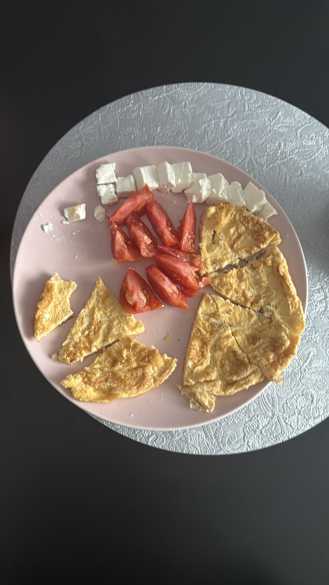 Omletă cu brânză și roșii