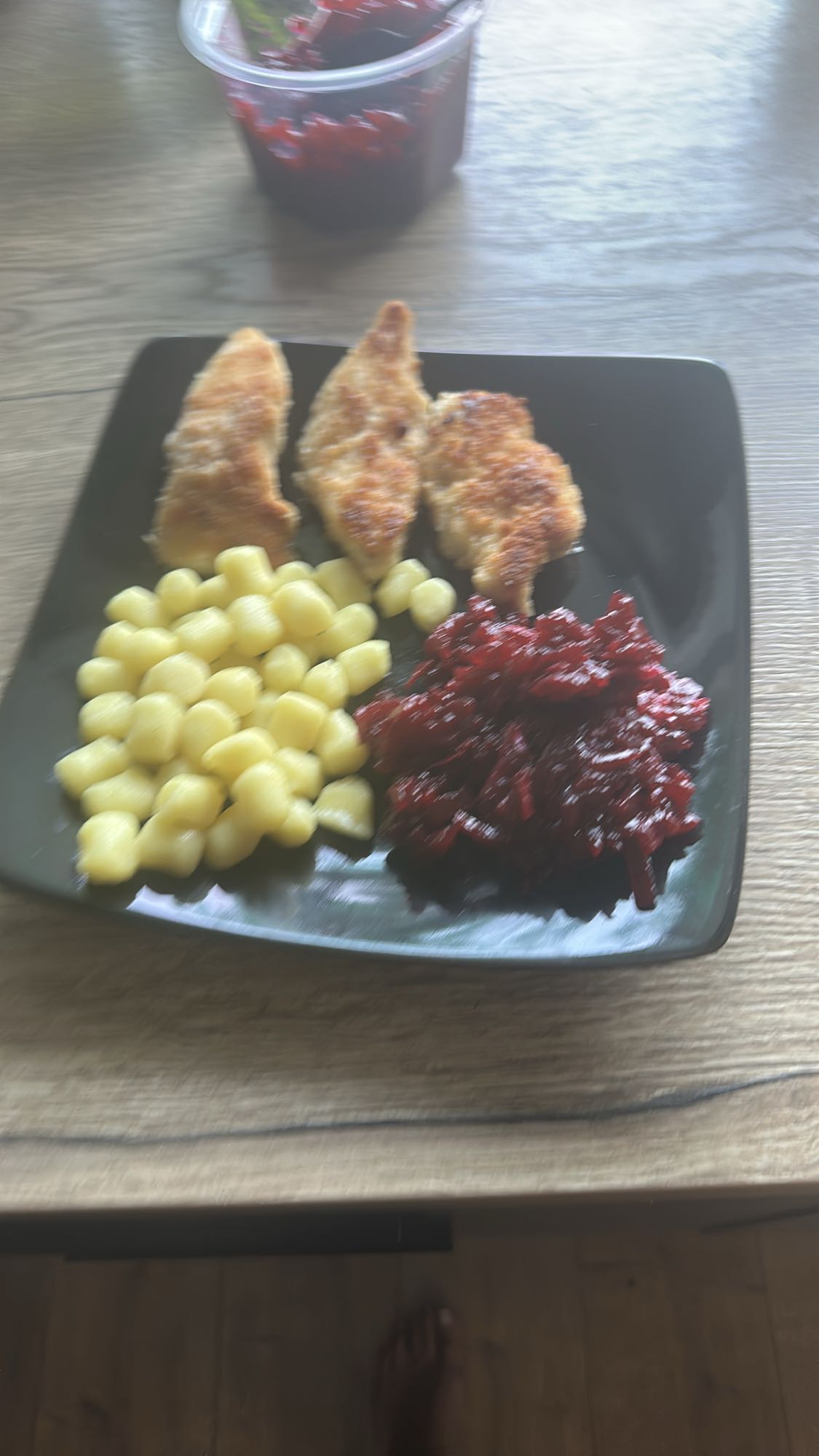 Kurczak, kluski, buraczki