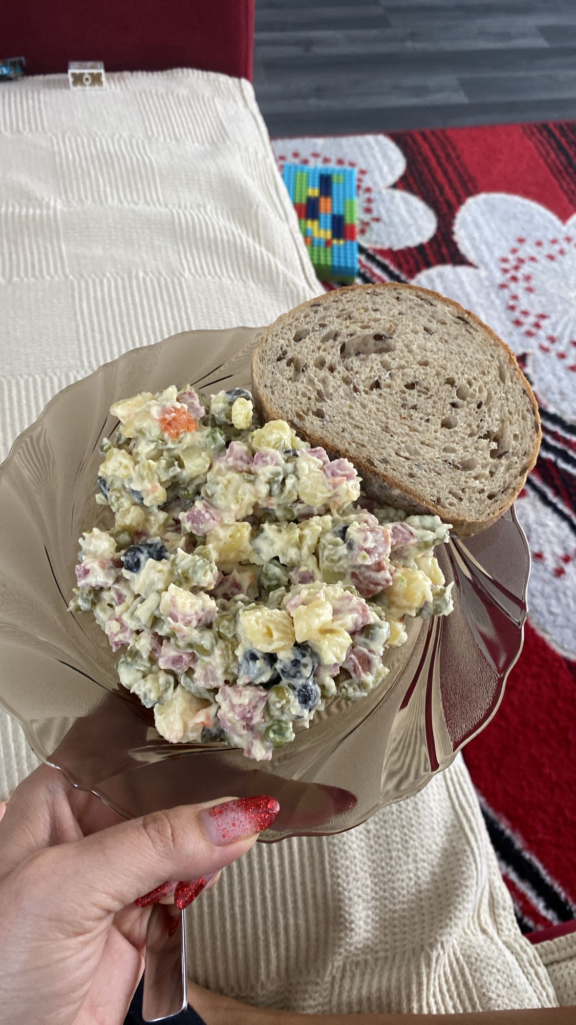 Salată boeuf cu pâine