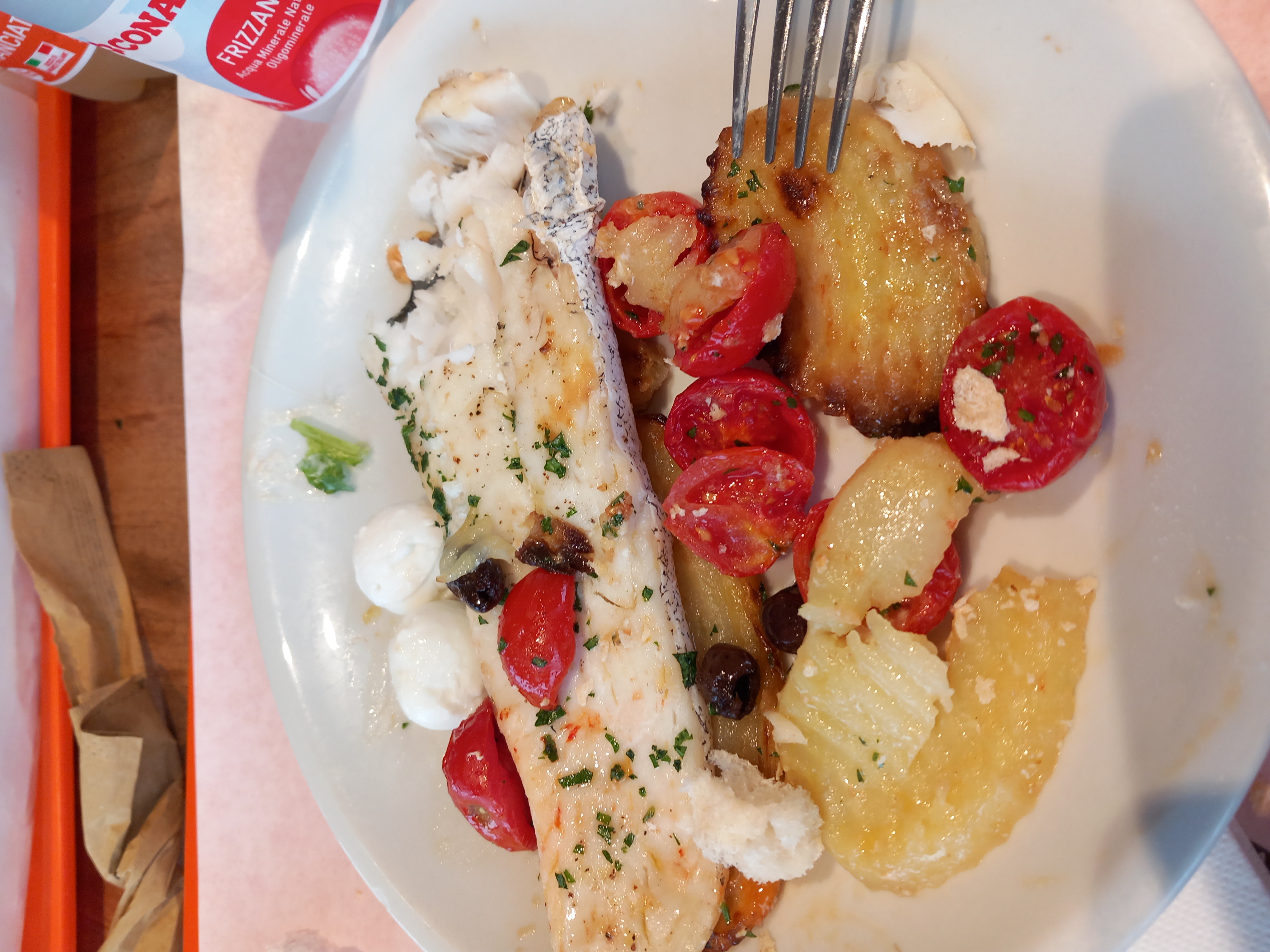 Poisson, pommes de terre et salade