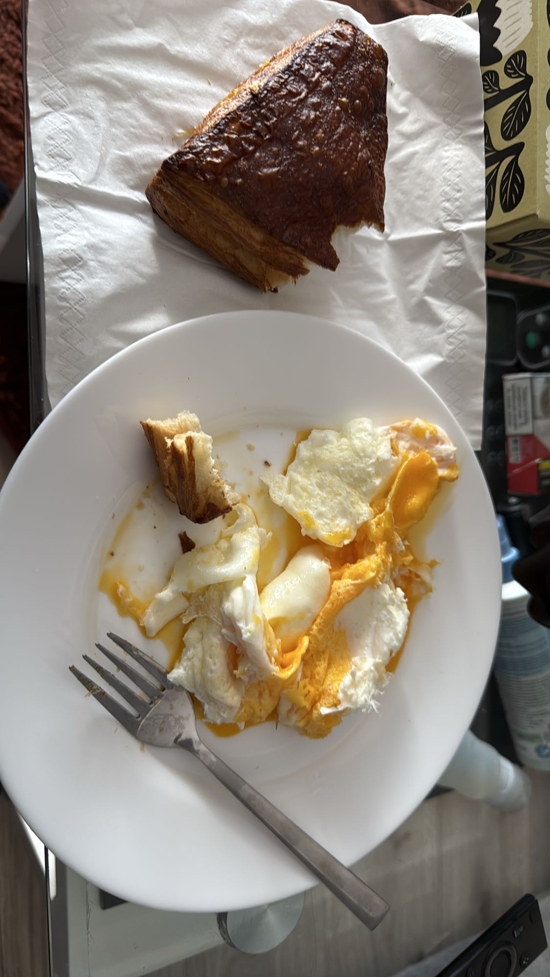 Jajka sadzone z croissantem