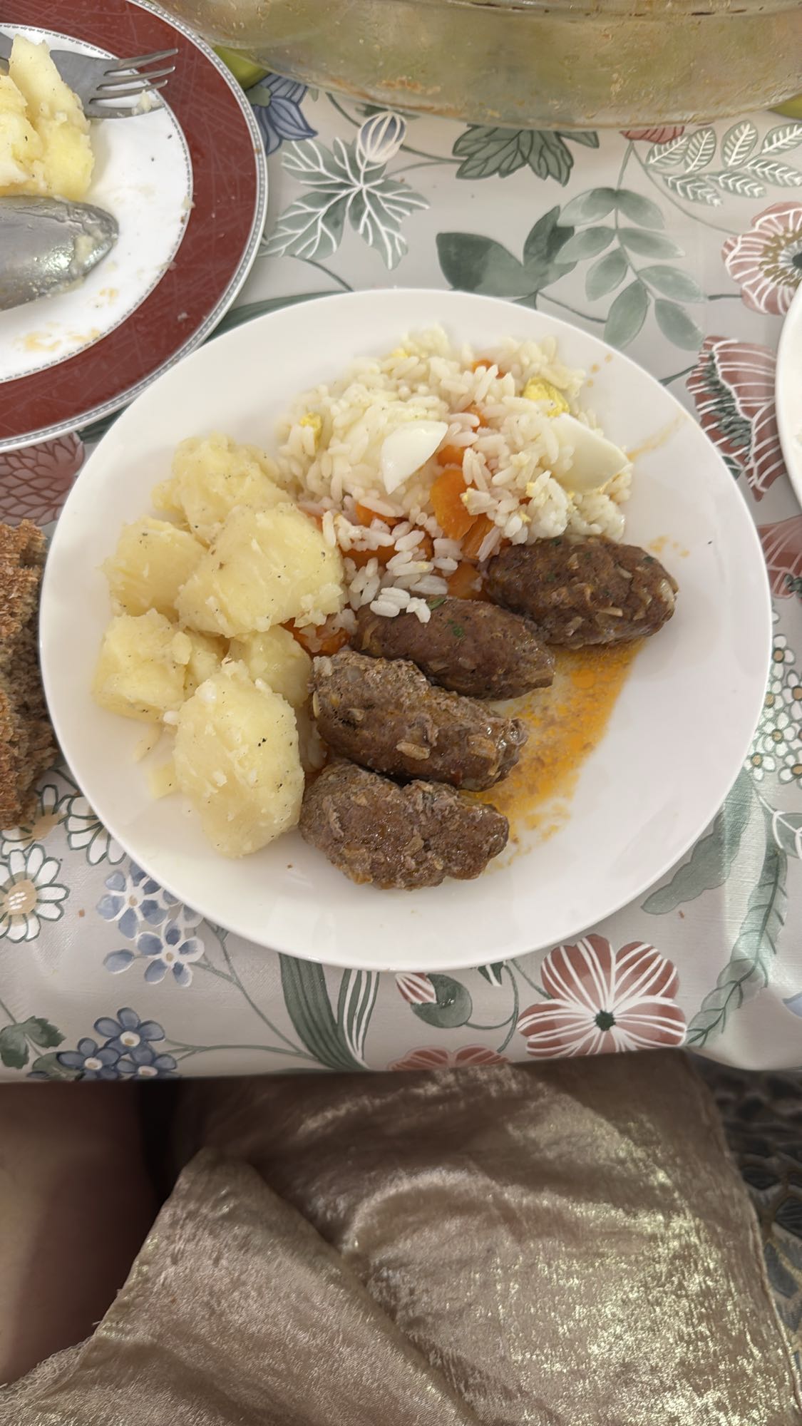 rijst met köfte en aardappel