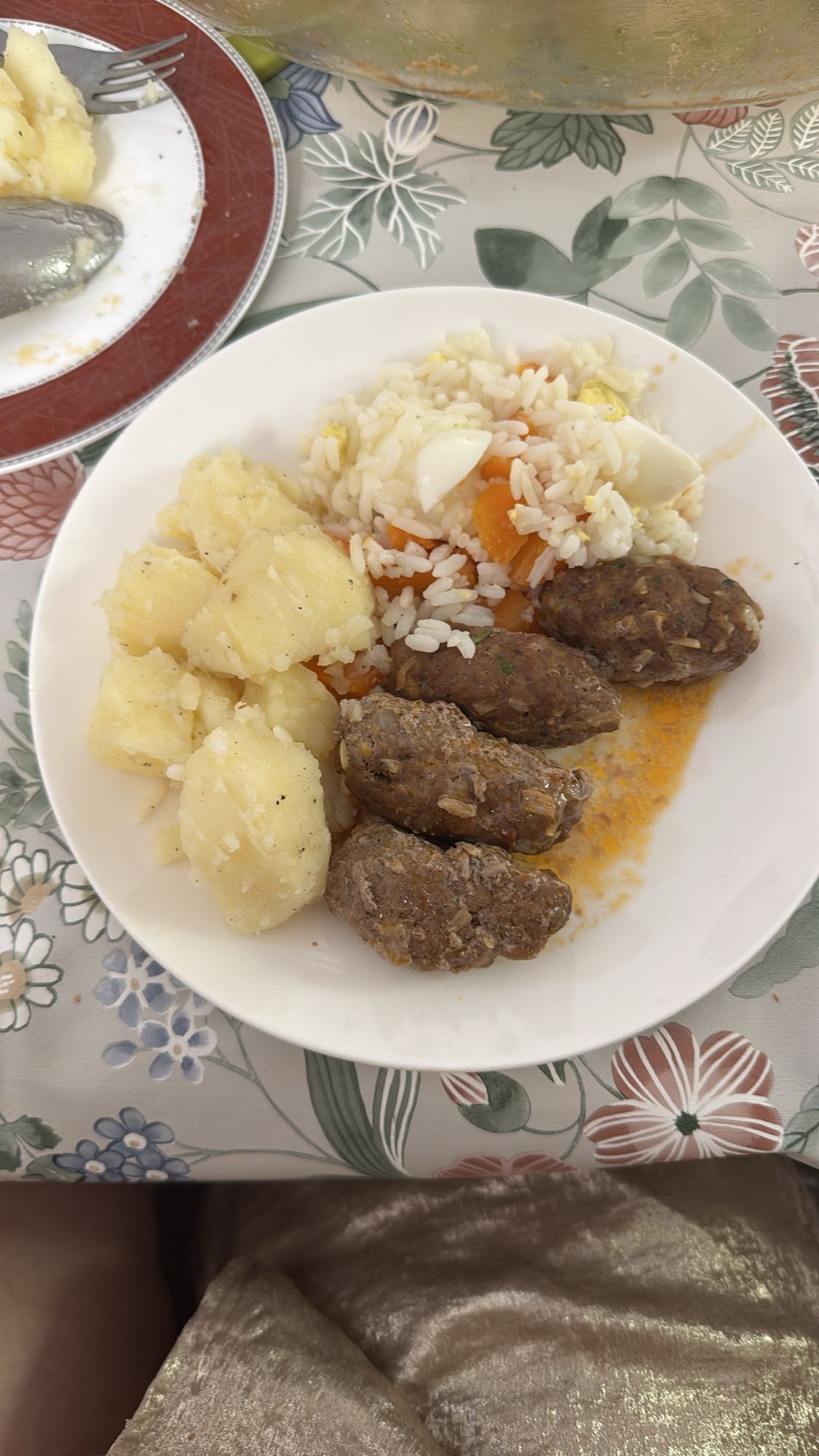 Rijst met köfte en aardappel