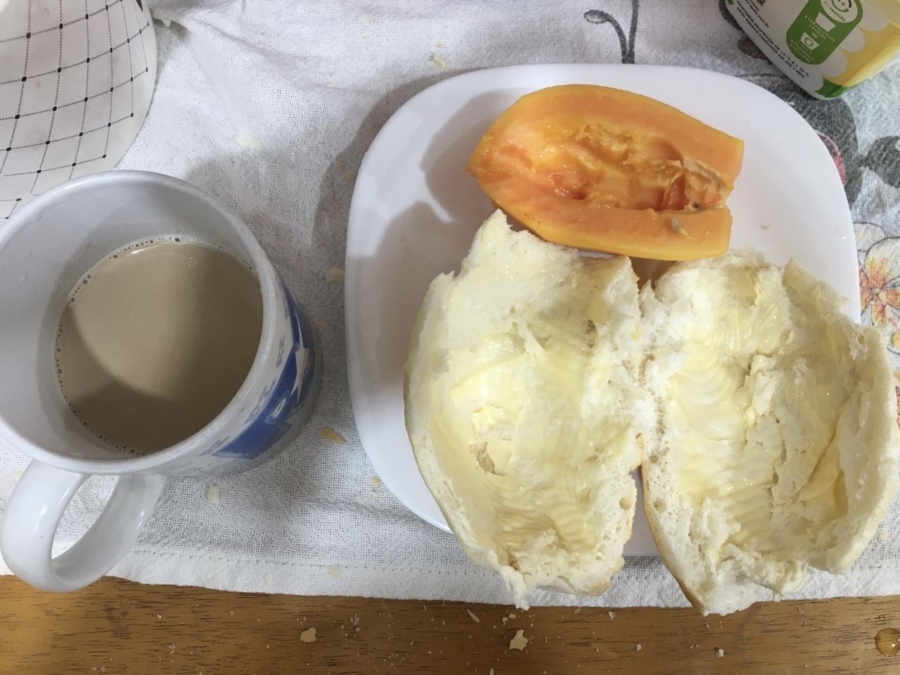 Café com pão e mamão