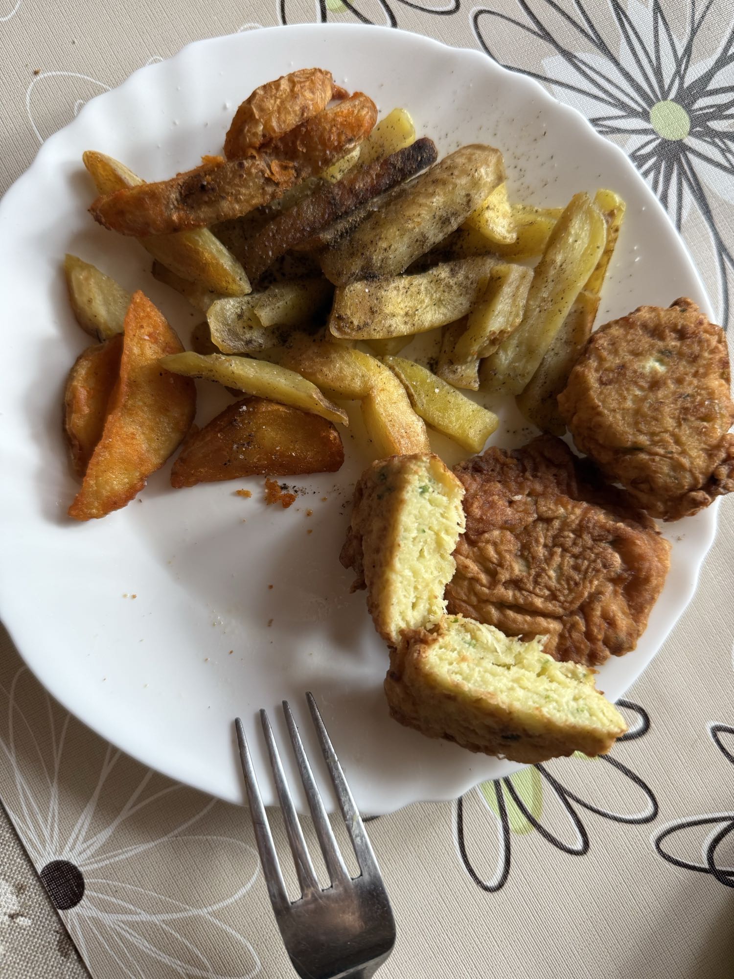 Cartofi prăjiți cu chiftele