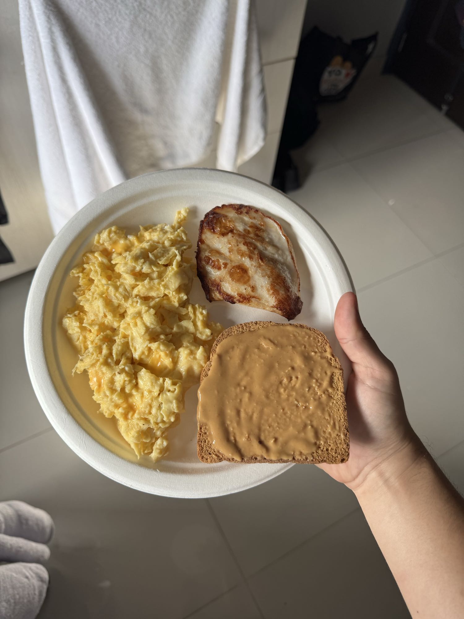 Desayuno con huevo y pan