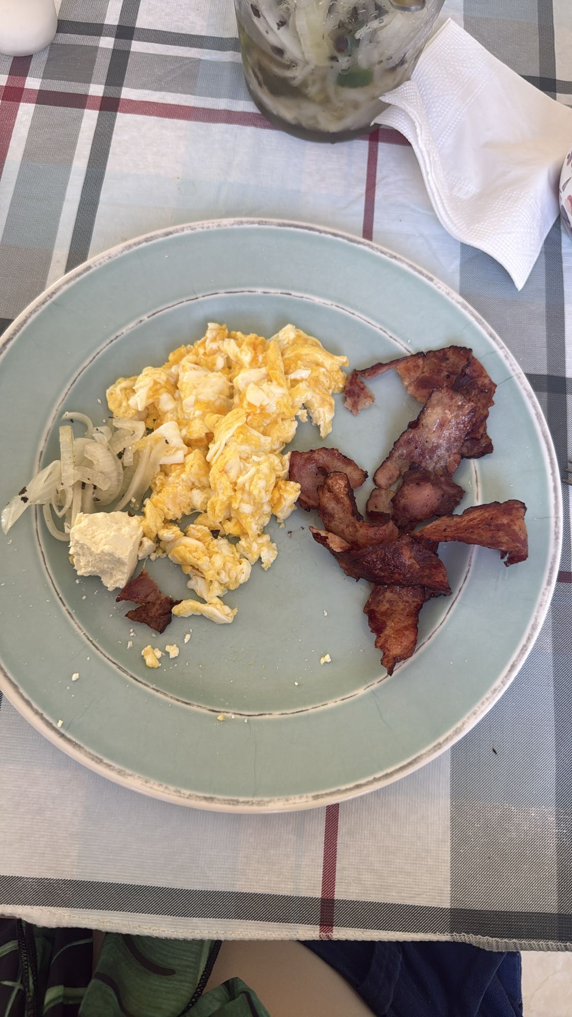 Desayuno con huevo y tocino