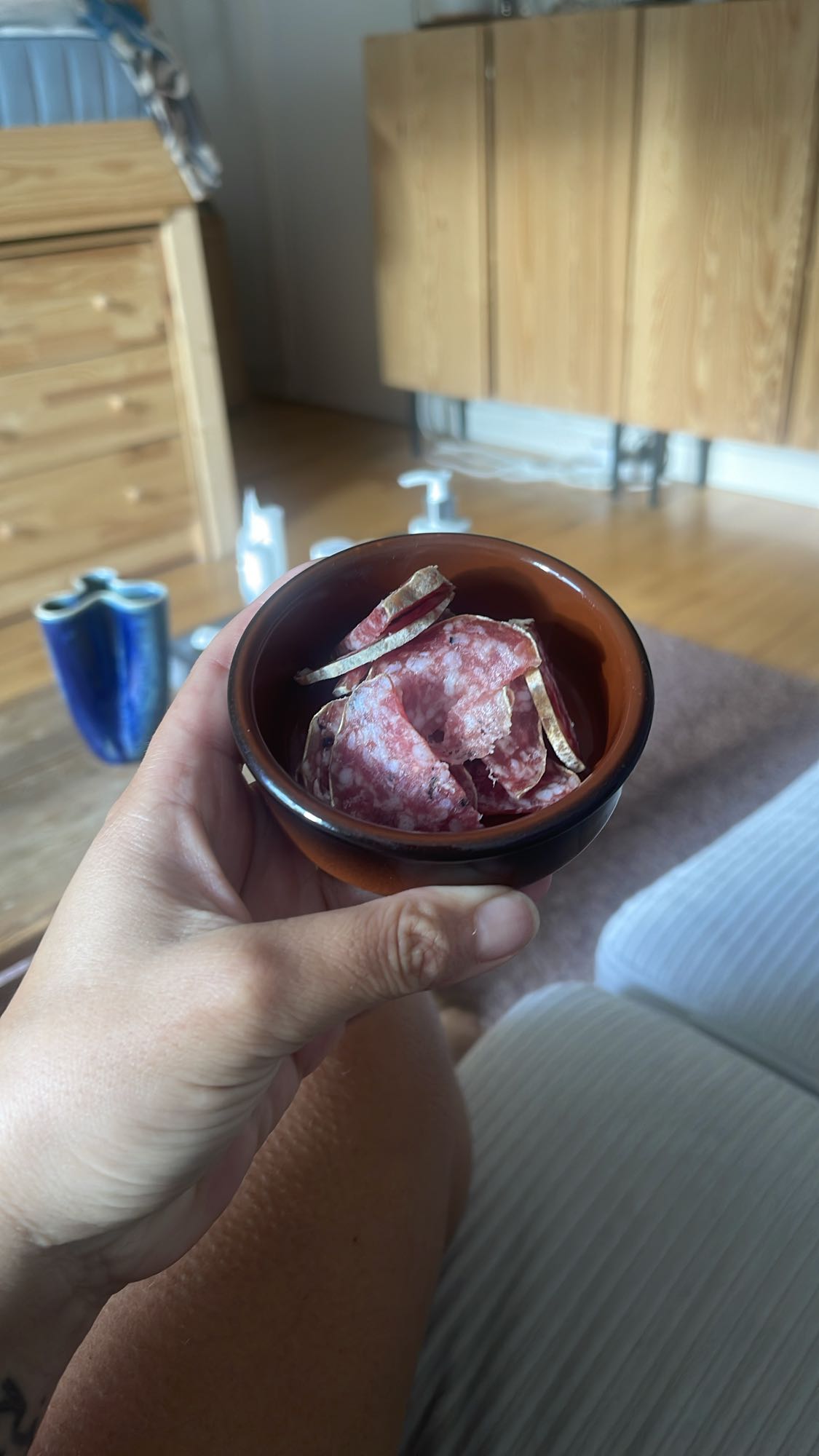 Salamiskivor i skål