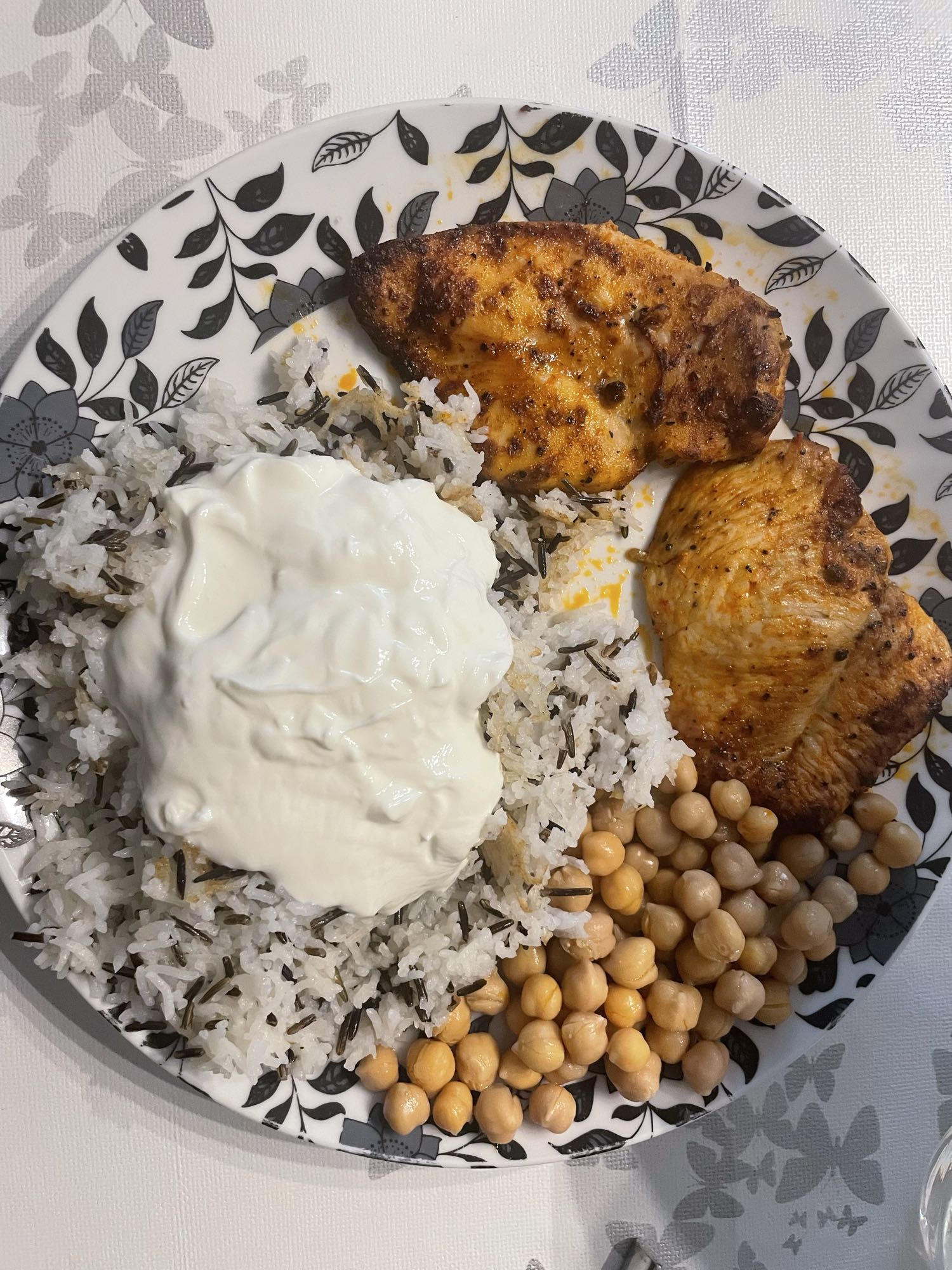 Hähnchenbrust mit Reis, Kichererbsen und griechischem Joghurt