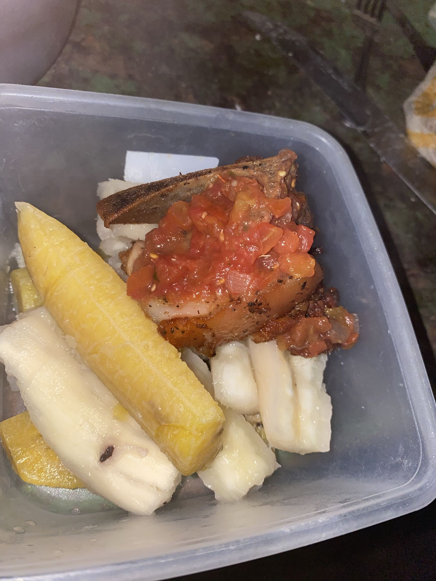 cerdo con tubérculos