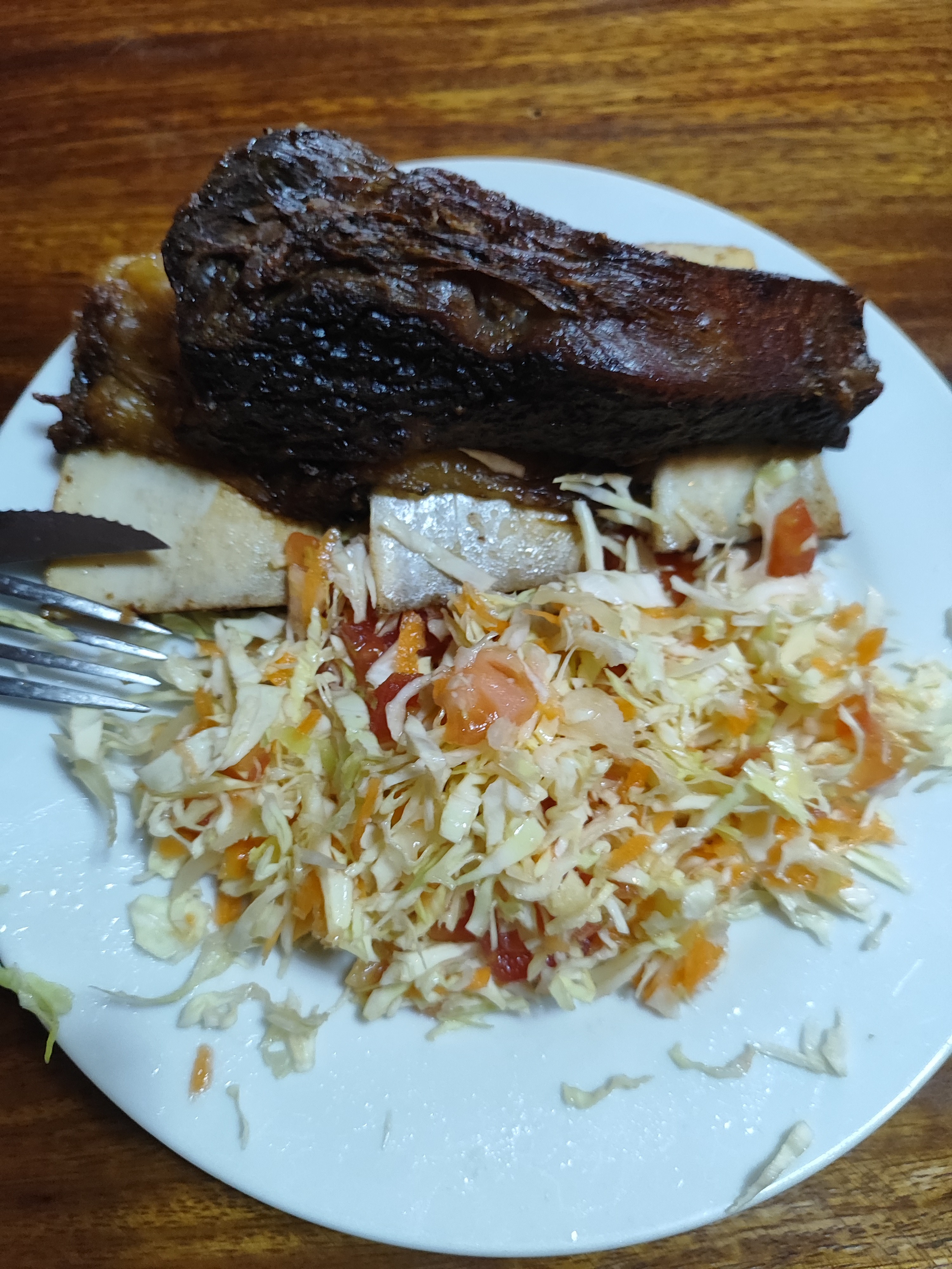 Costilla con ensalada fresca