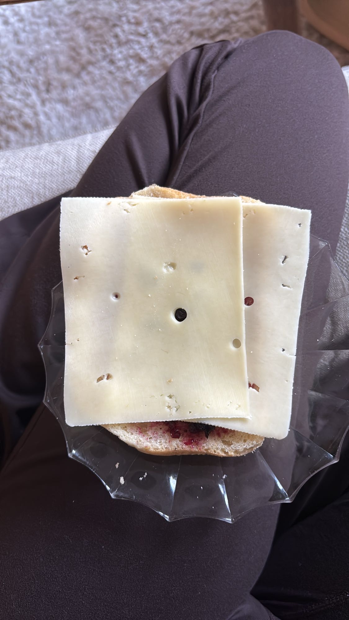 Ostsmörgås med sylt