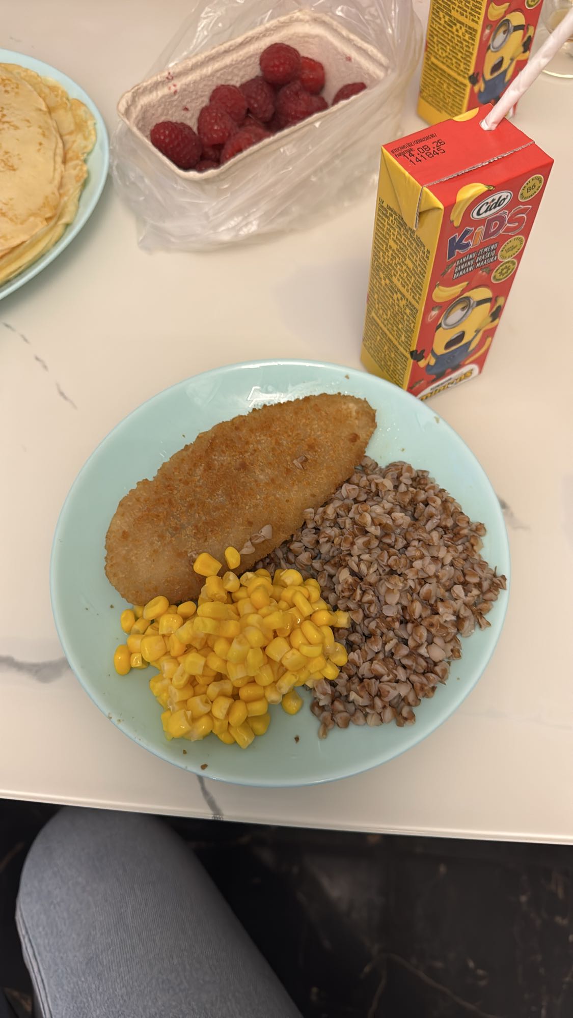 гречка с котлетой и кукурузой