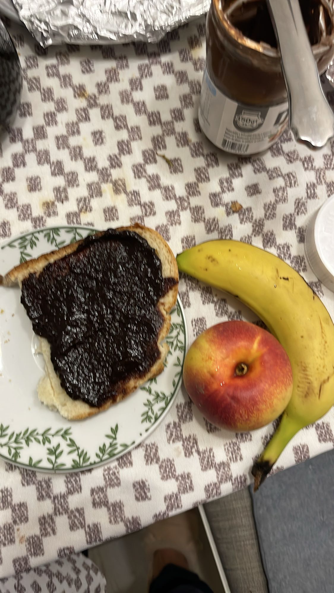 Mic dejun cu fructe și pâine