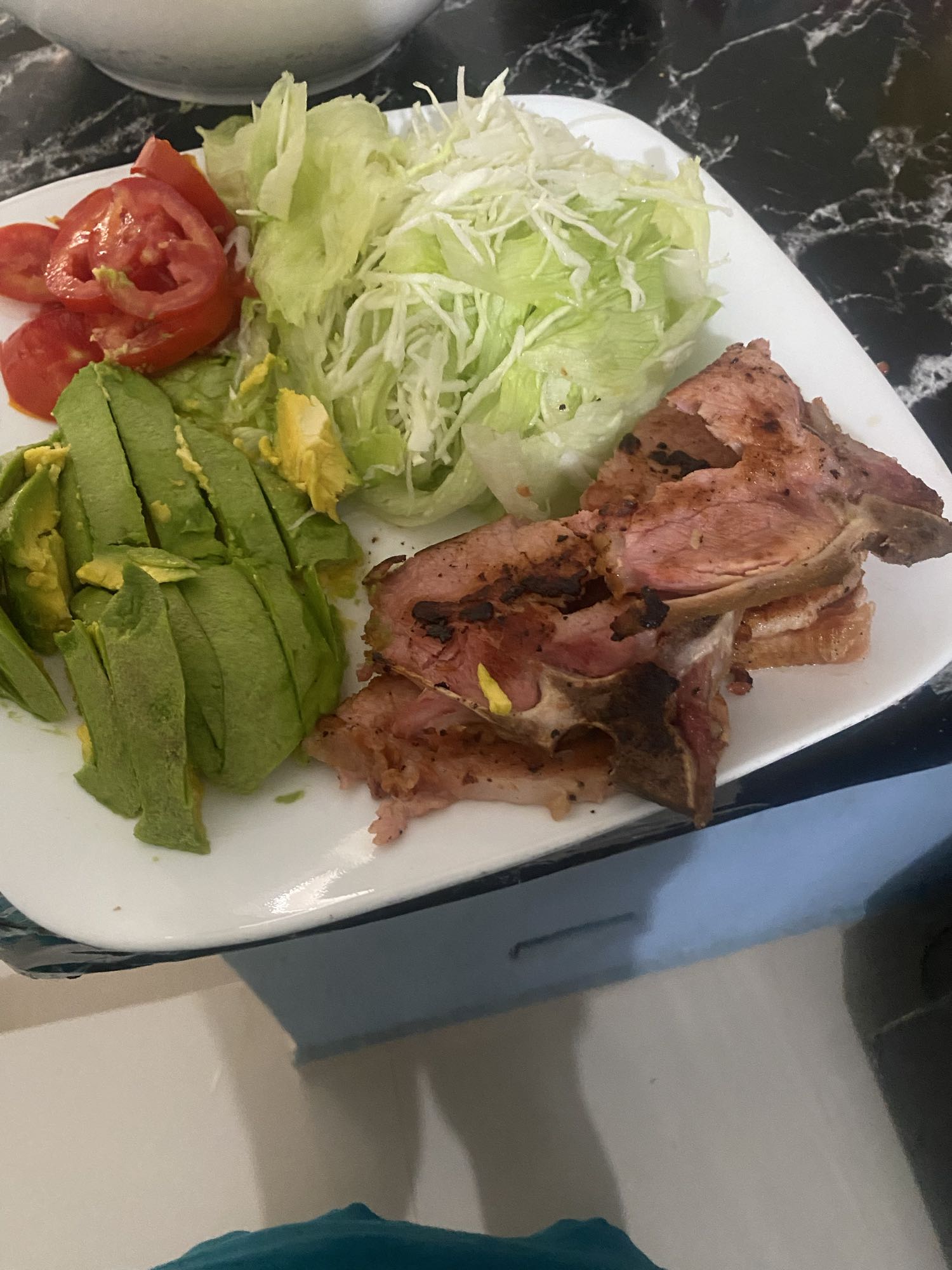 Plato con carne y vegetales