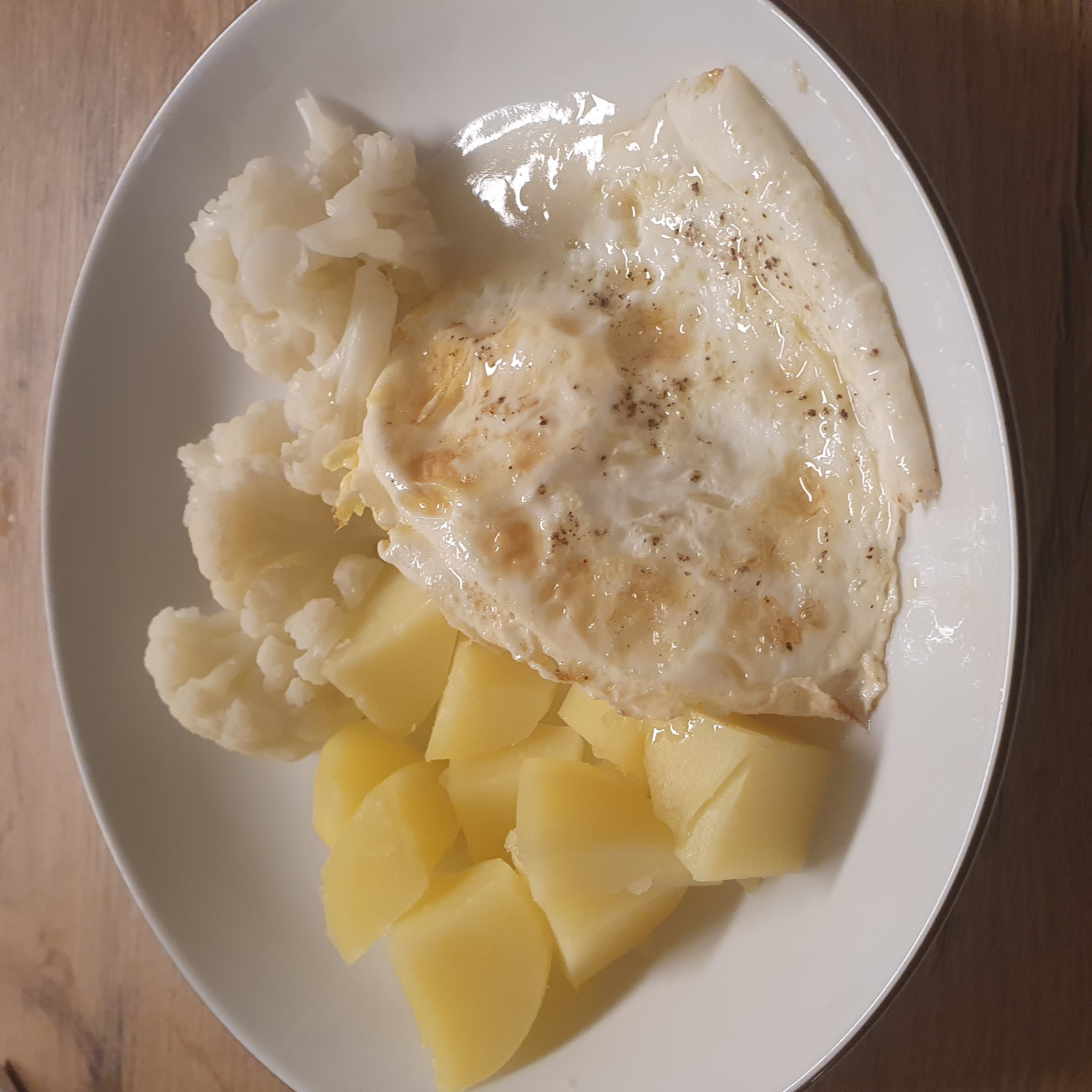 Gebakken ei met aardappel en bloemkool