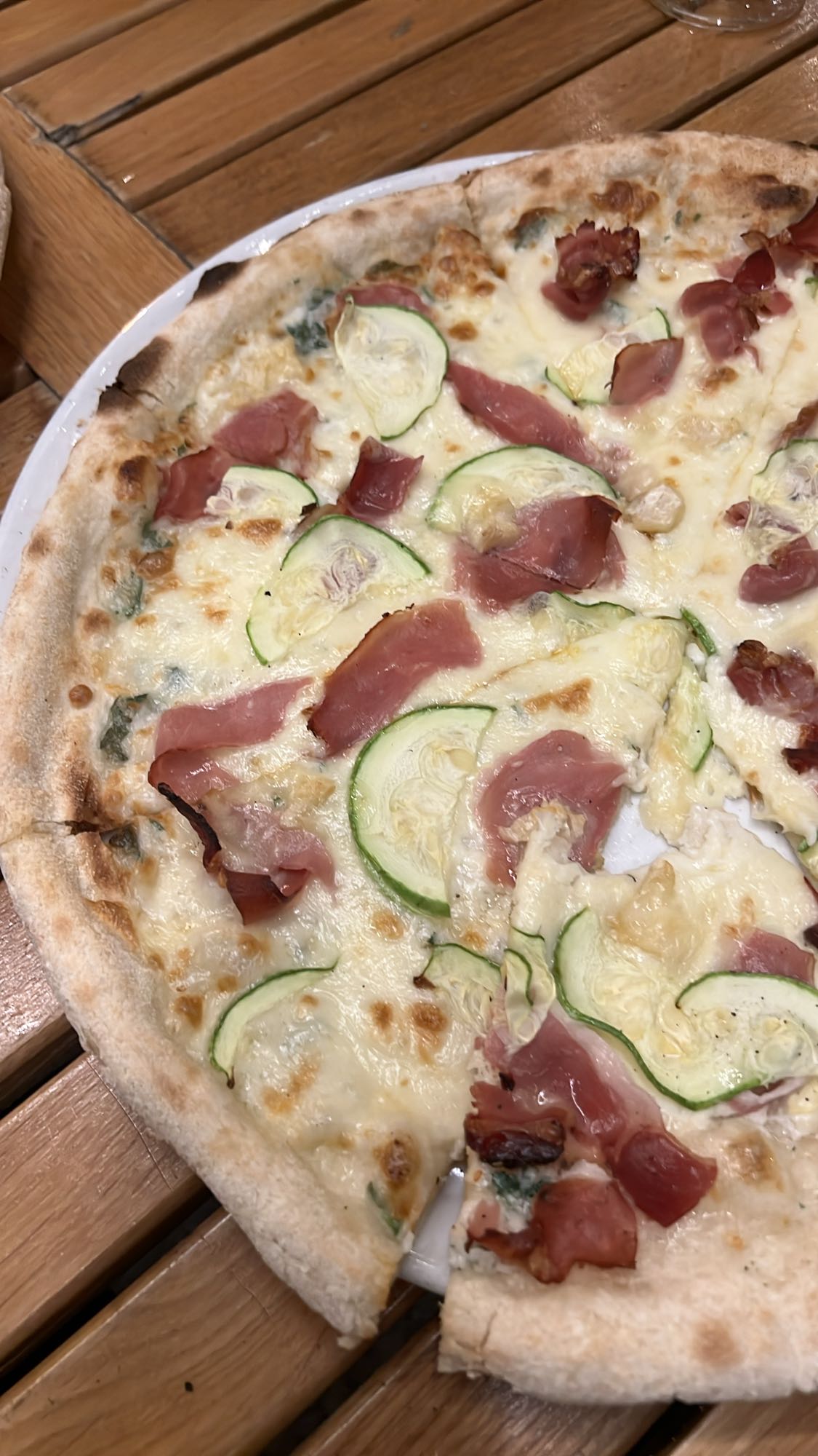 Pizza cu dovlecei și prosciutto