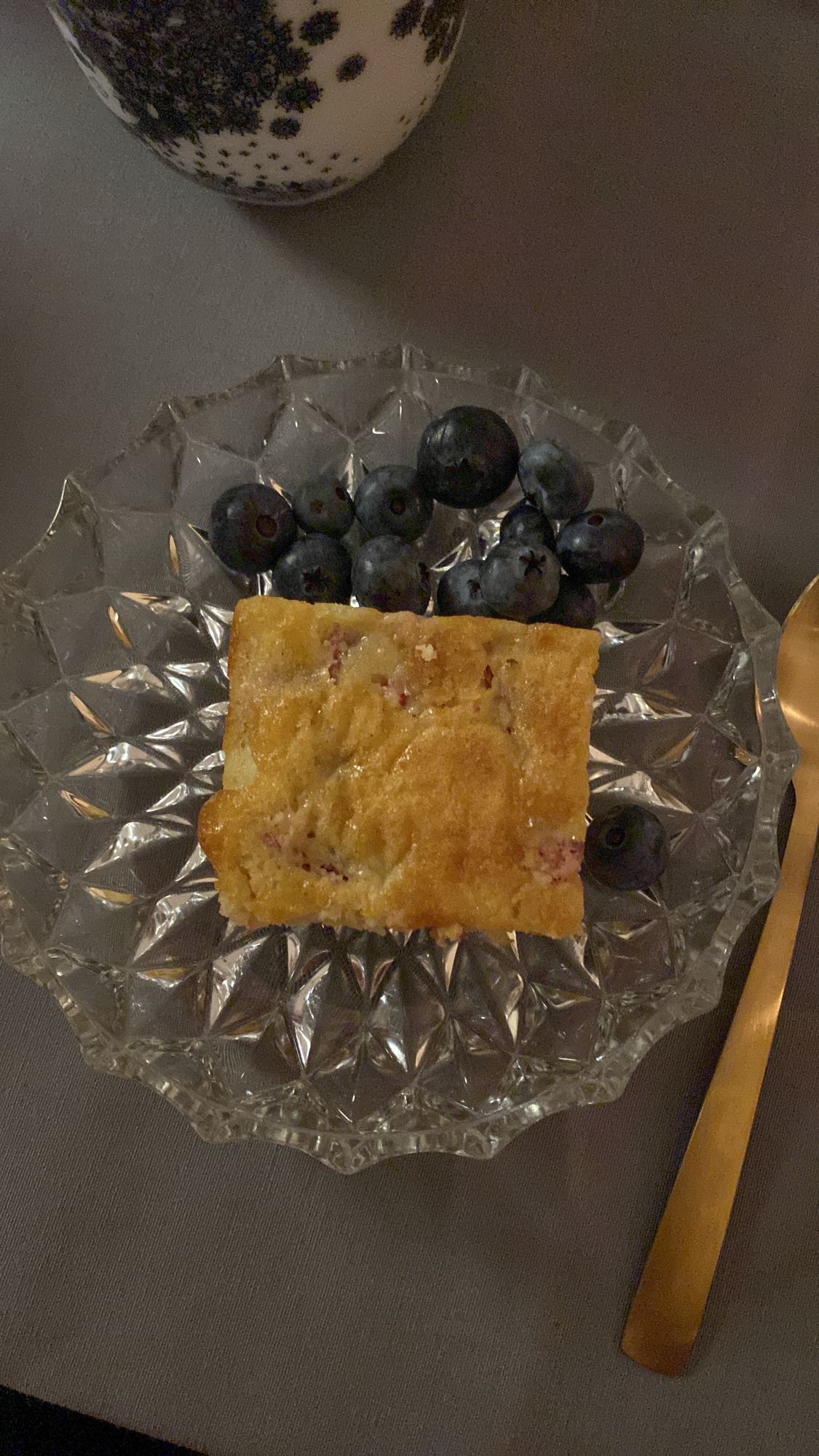 Blåbärskaka med färska blåbär