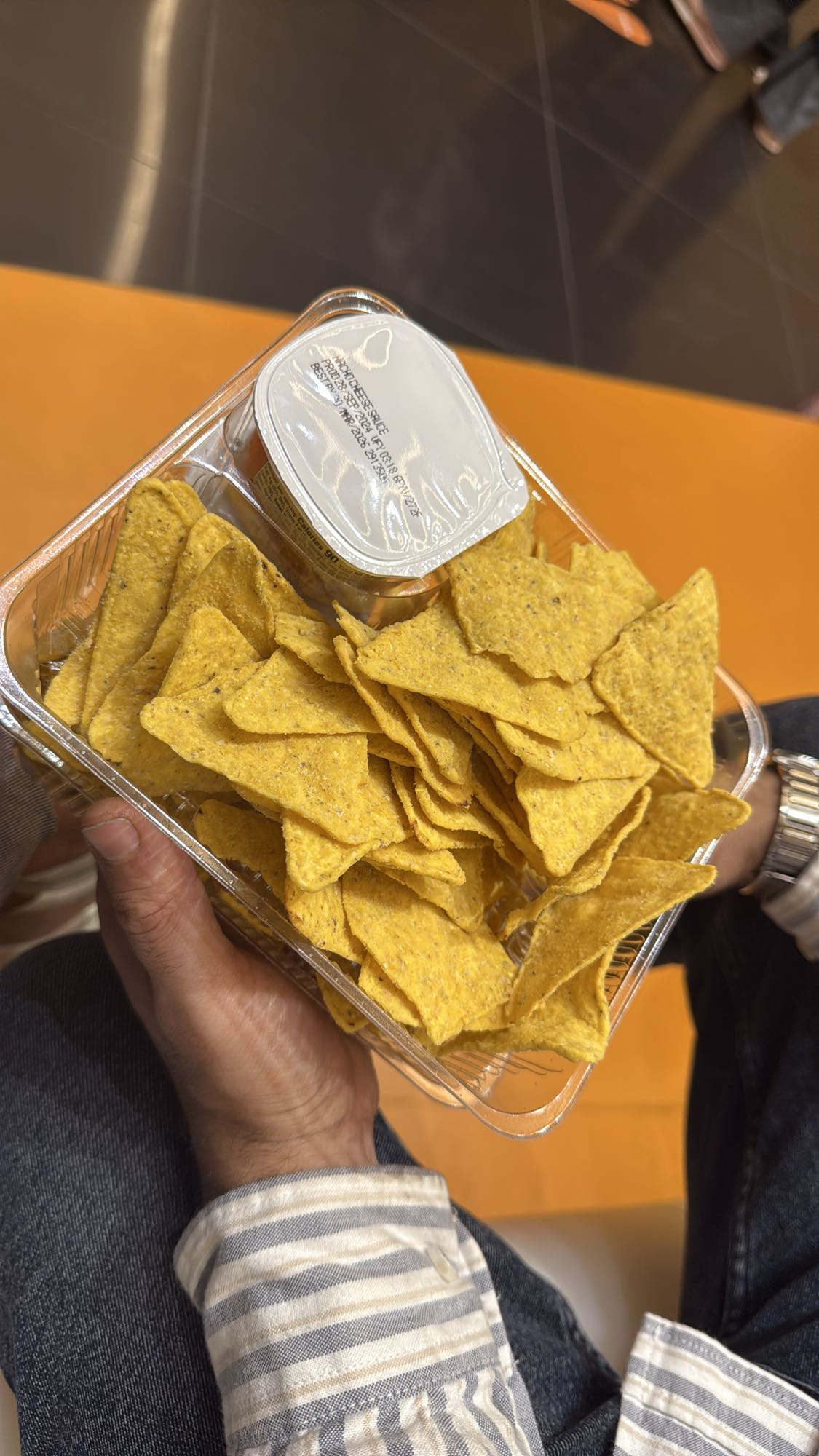 Nacho chips with dip