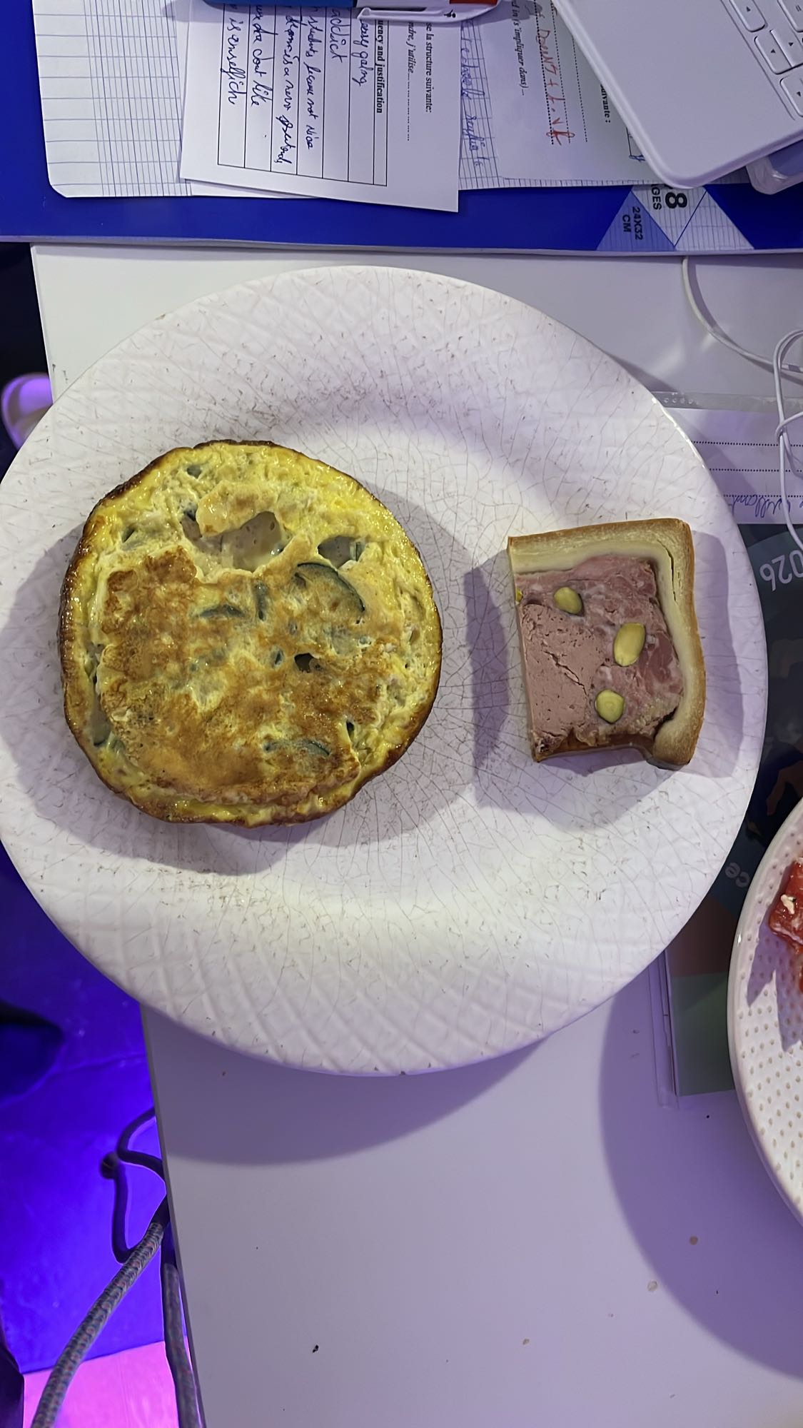 Omelette et pâté en croûte