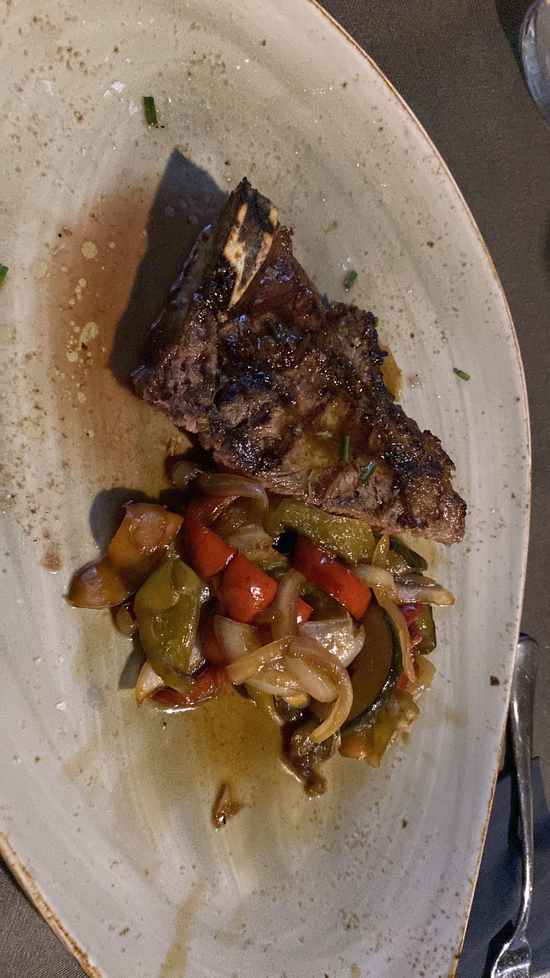 chuleta con verduras salteadas