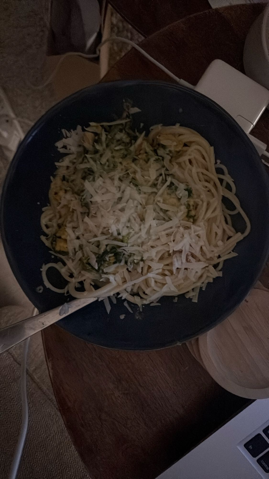 Pasta med grön sås och ost