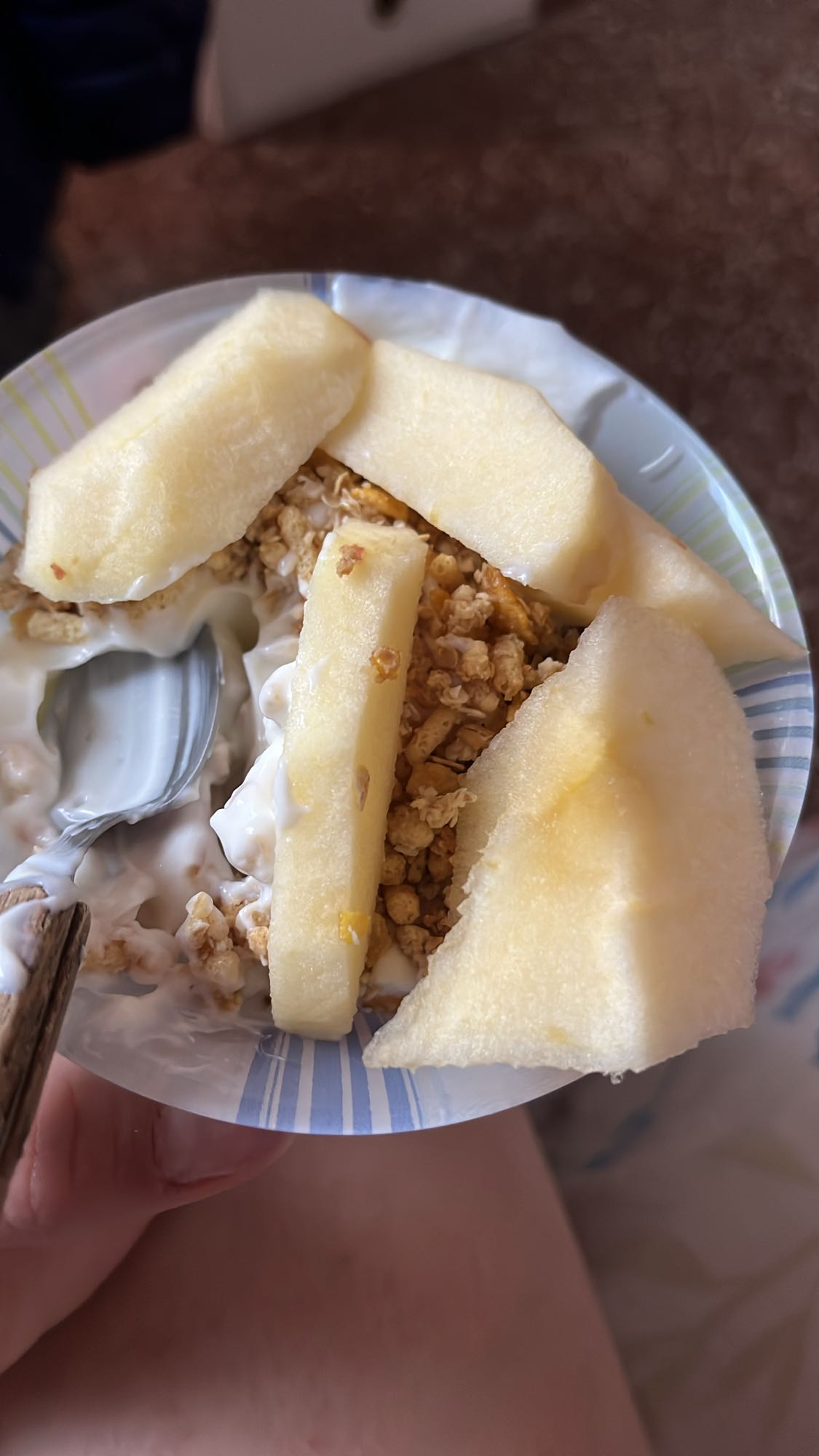 Yogur con manzana y granola