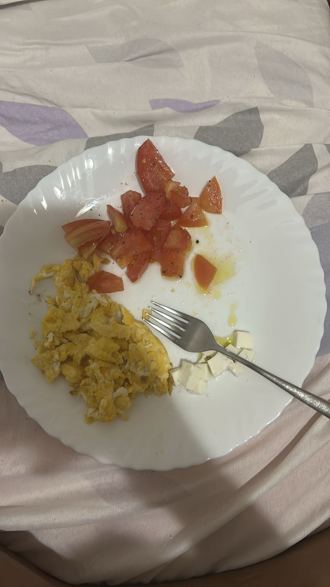 Huevos con tomate y queso