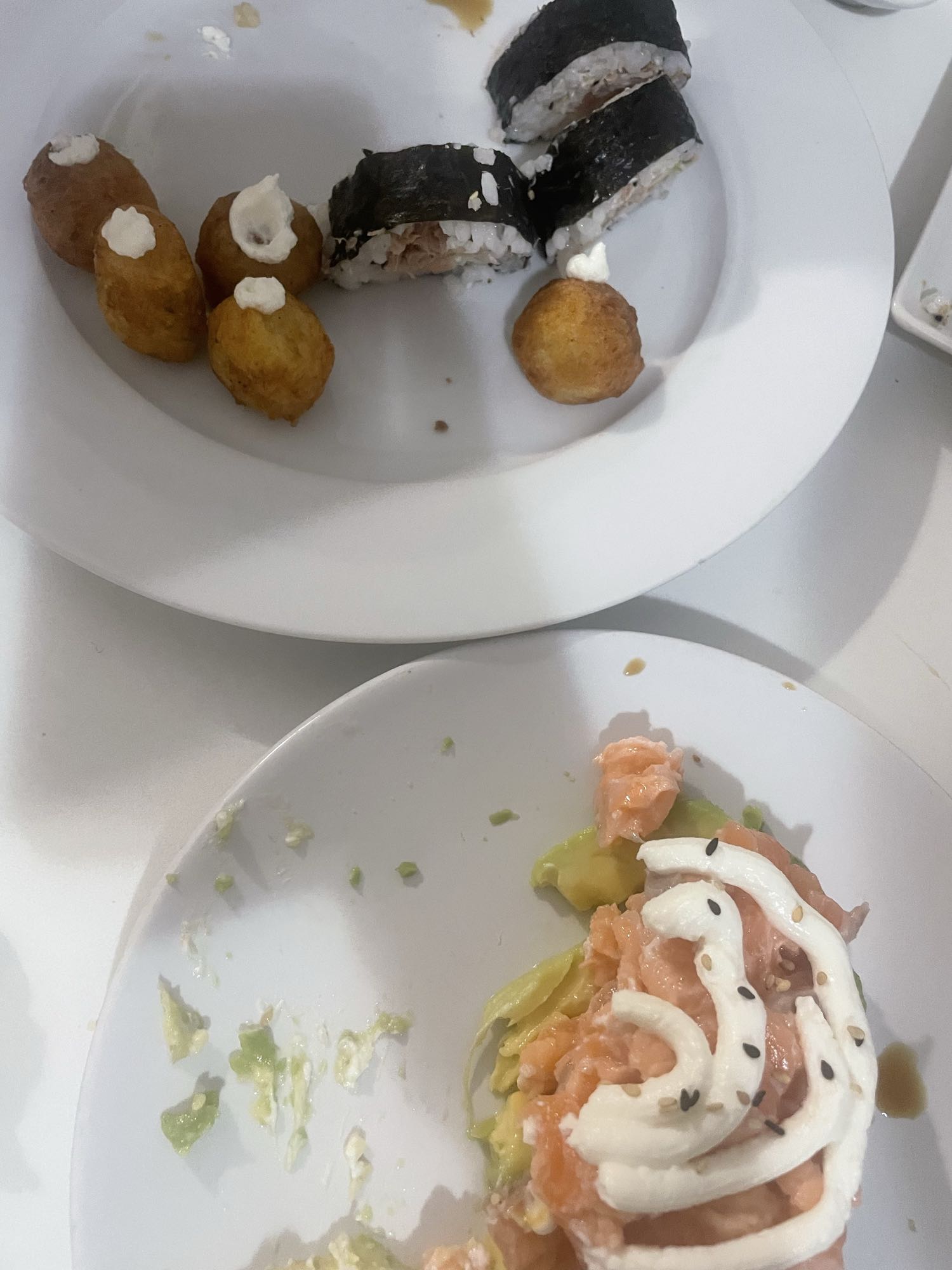 Sushi y bolitas fritas