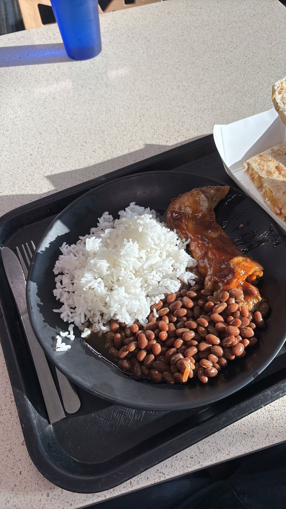 Pollo con arroz y frijoles