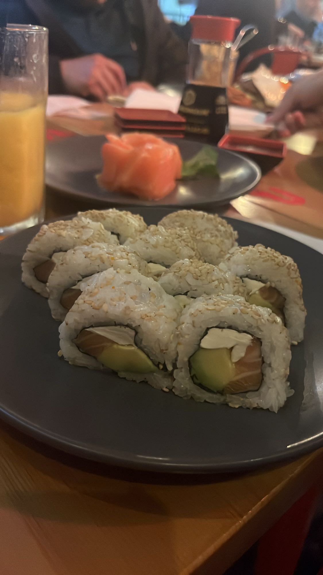 Roll de salmón y aguacate