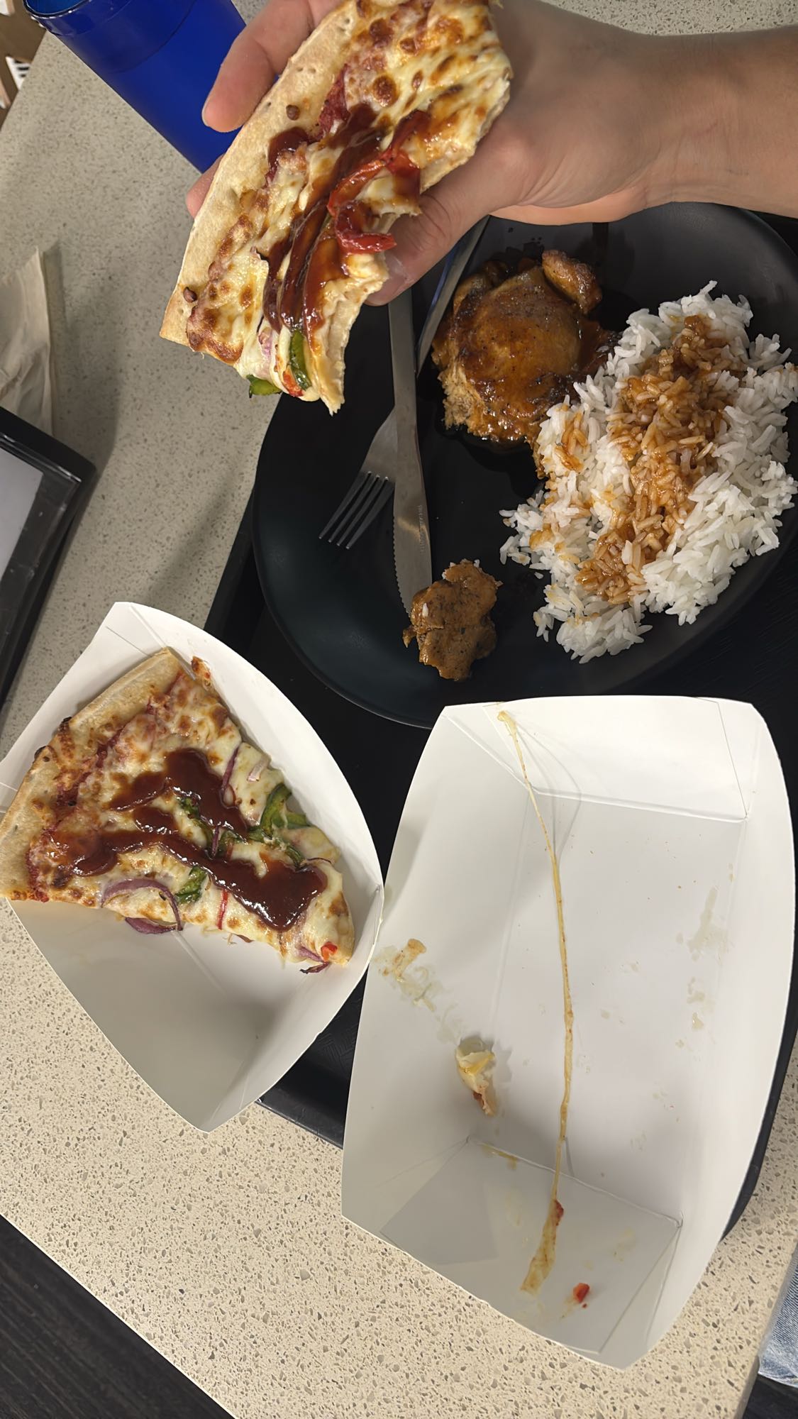 Pizza y pollo con arroz