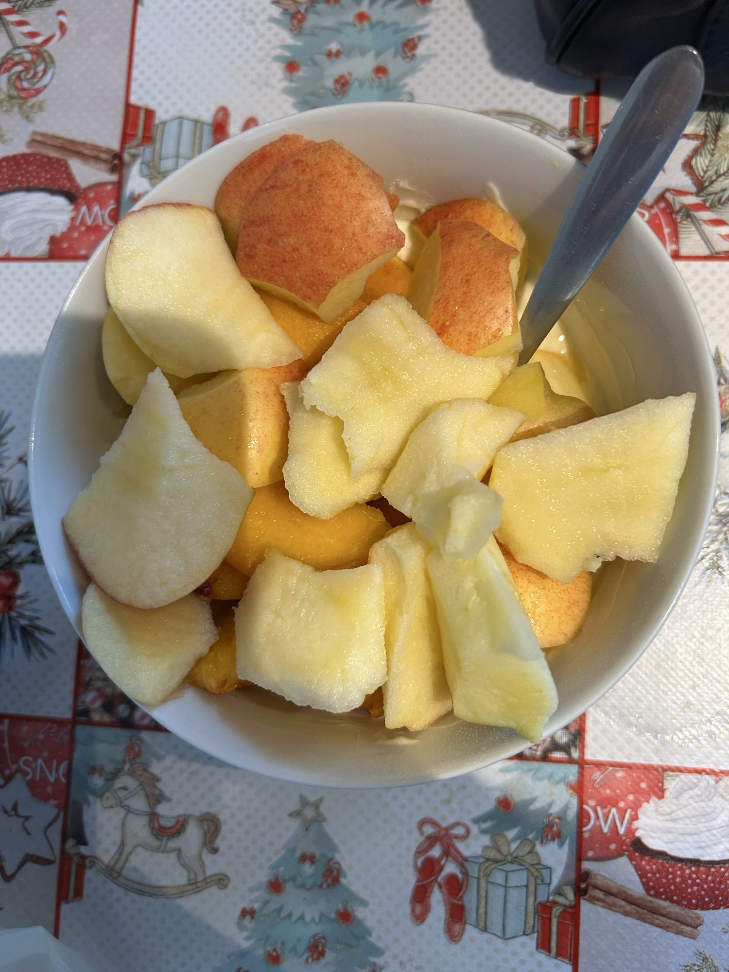 Salată de fructe cu iaurt proteic și pudră proteică