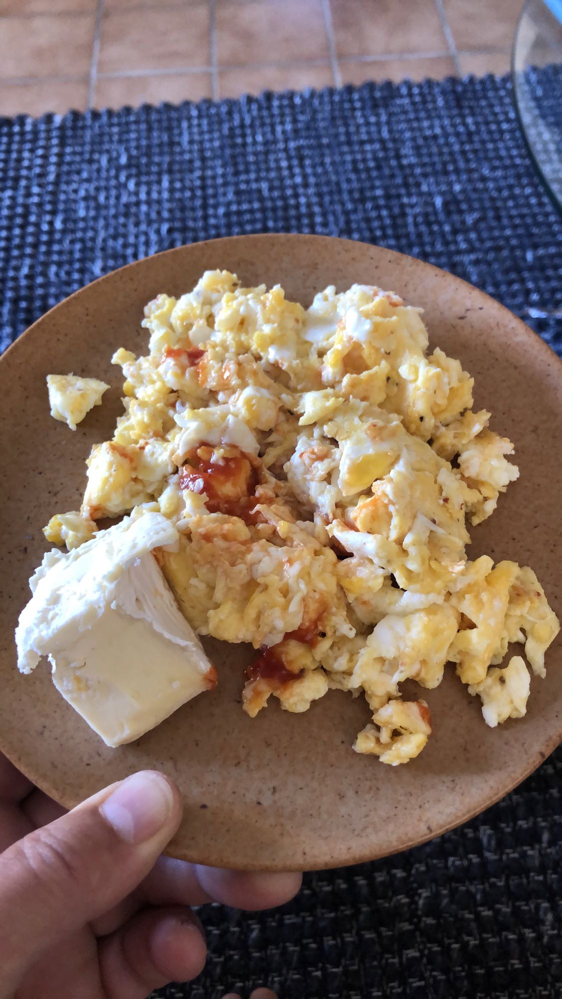 œufs brouillés et fromage