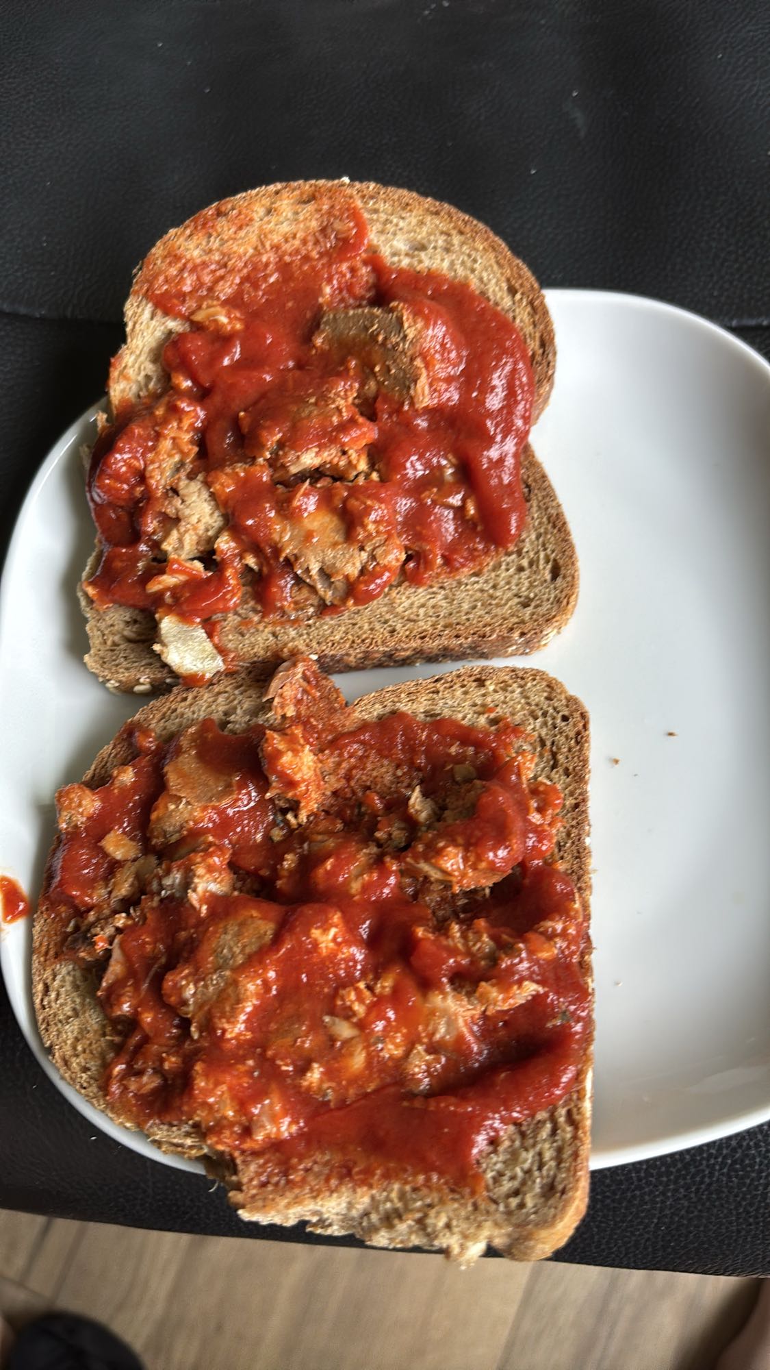 Makrell i tomat på brød