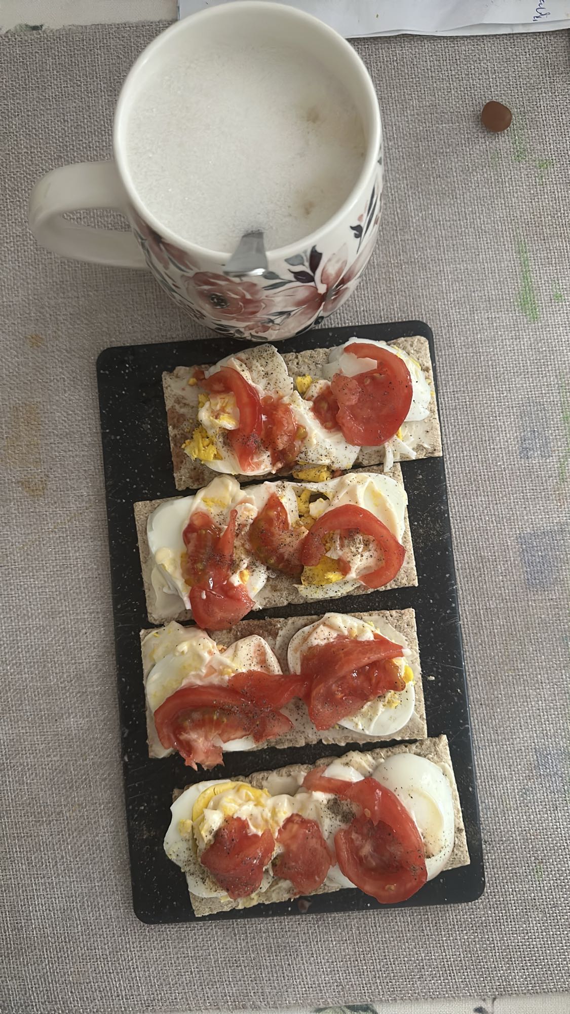 Jajka na chrupkim pieczywie