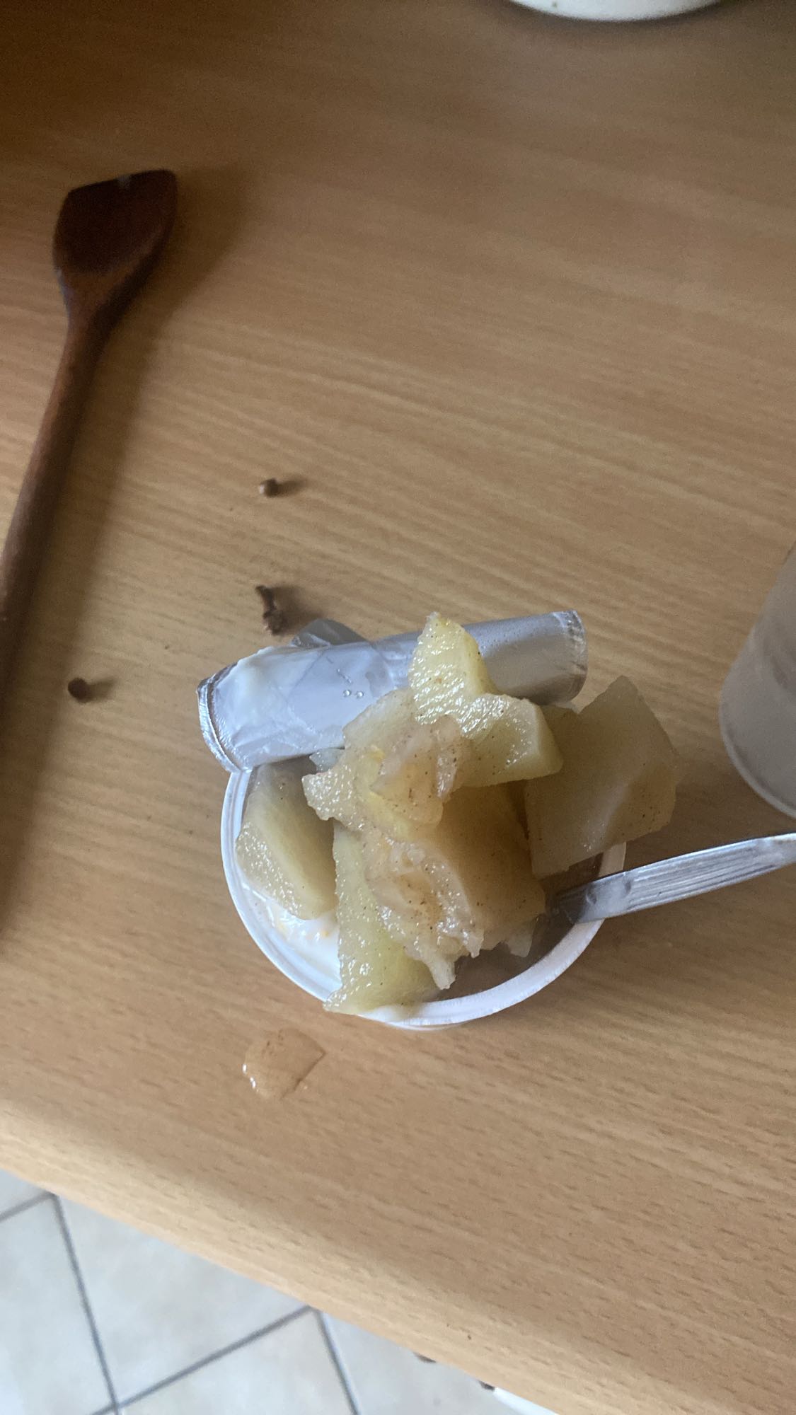 jogurt z duszonymi jabłkami